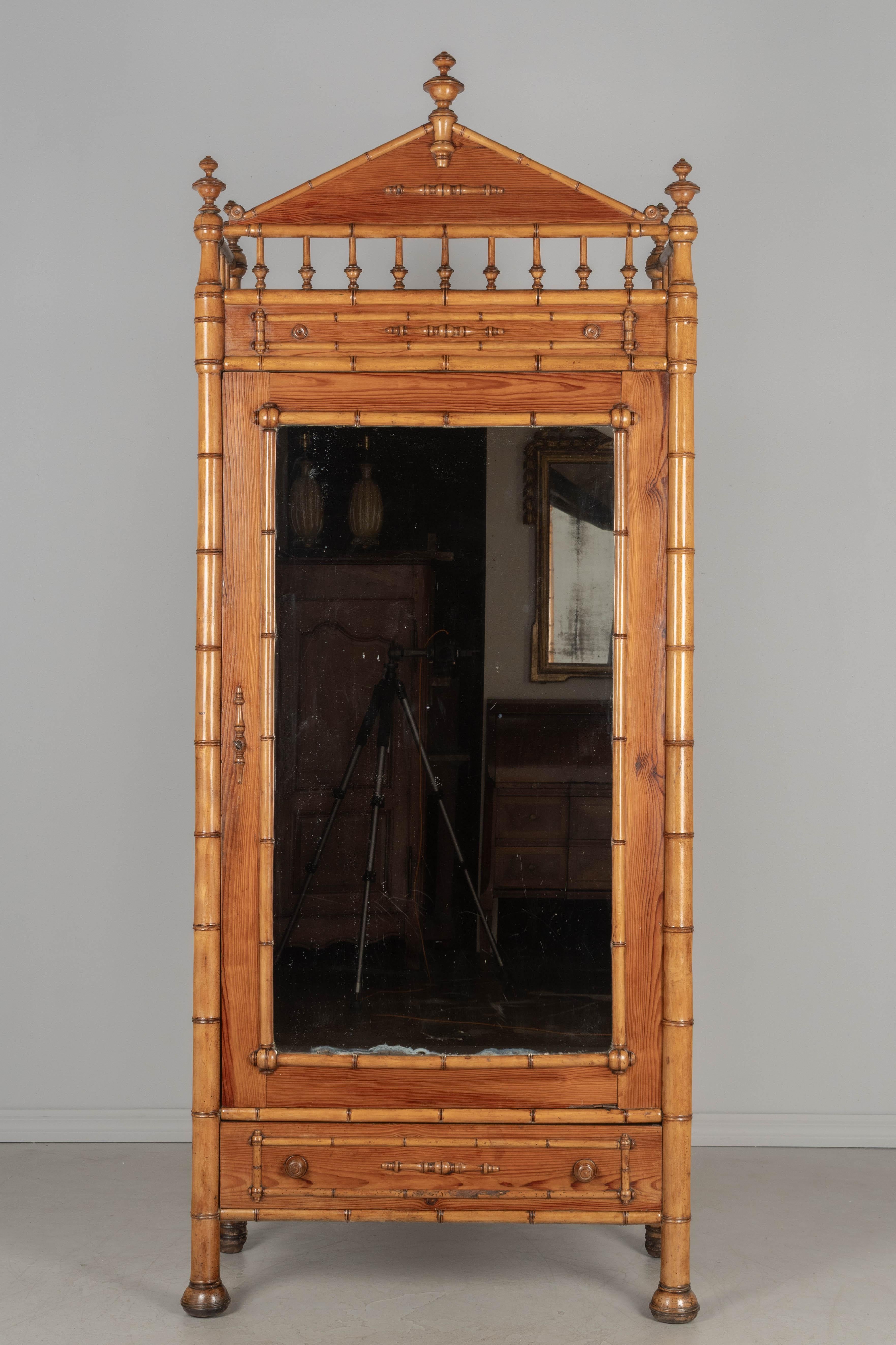 Fait main Armoire ou penderie en faux bambou du 19ème siècle en vente