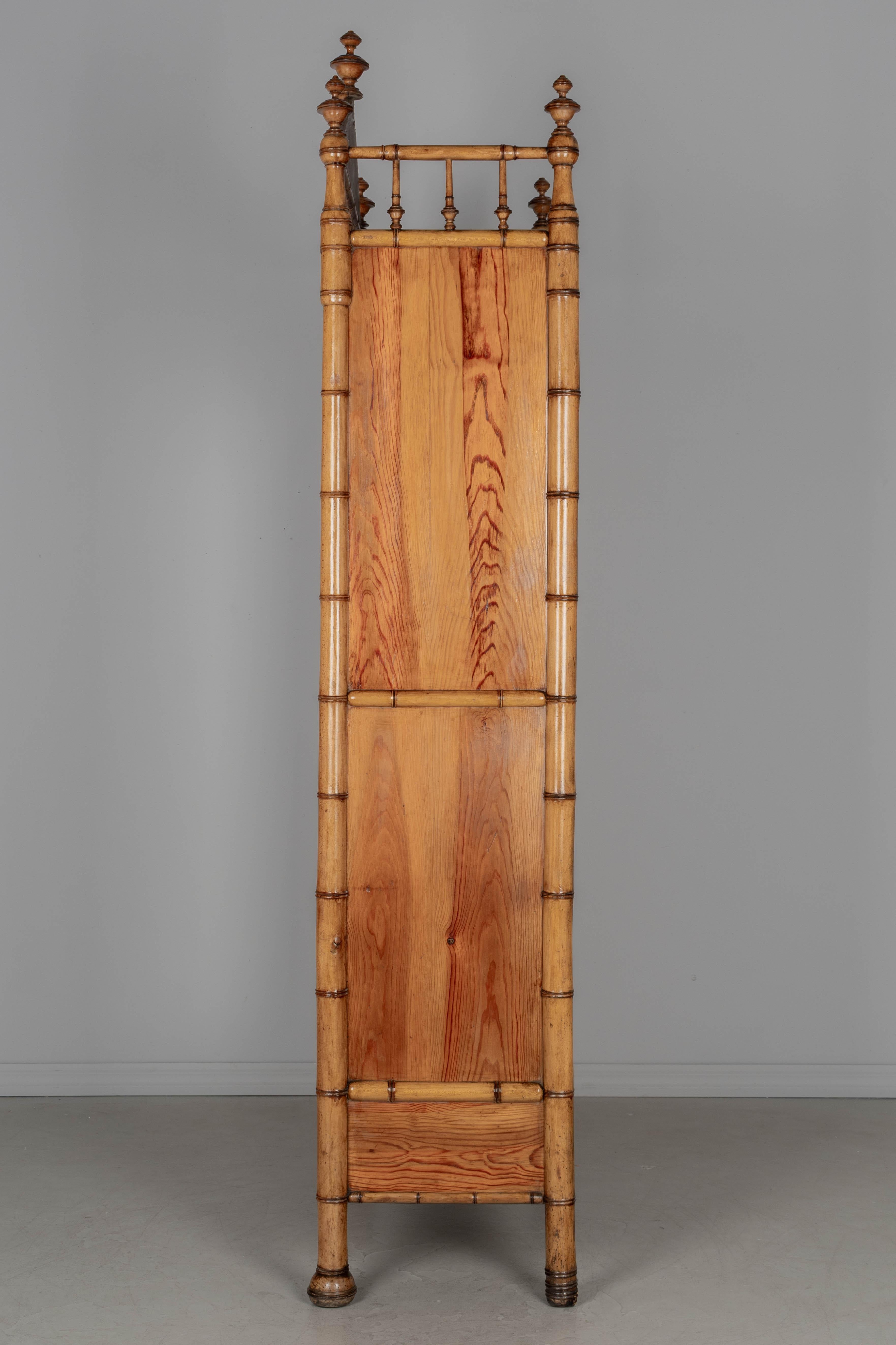 Armoire ou penderie en faux bambou du 19ème siècle Bon état - En vente à Winter Park, FL