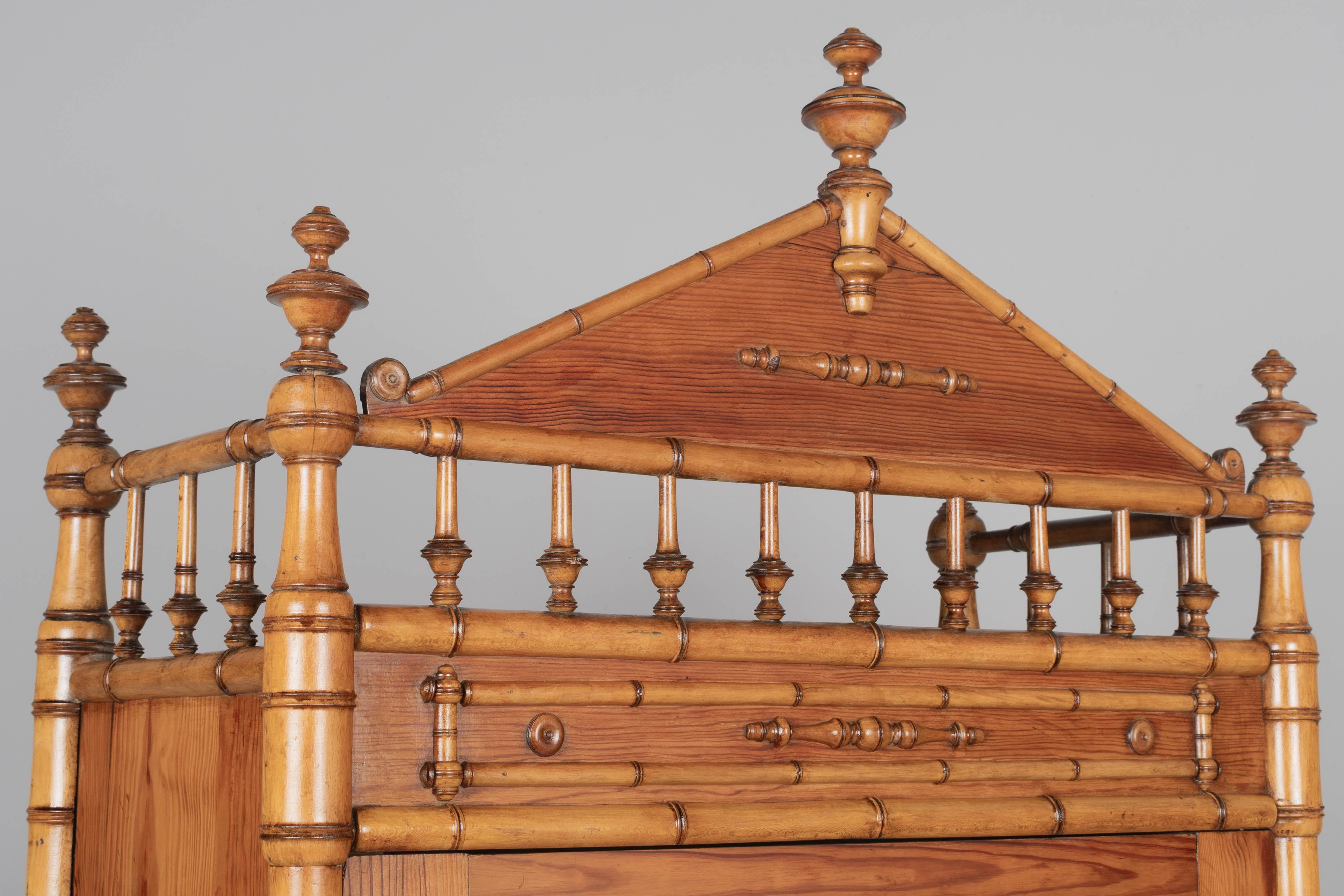 Armoire ou penderie en faux bambou du 19ème siècle en vente 1