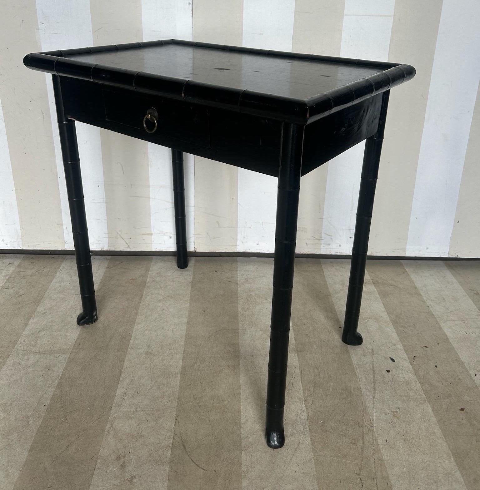 Table d'appoint en faux bambou noir du 19e siècle avec tiroir et pieds évasés. en vente 5