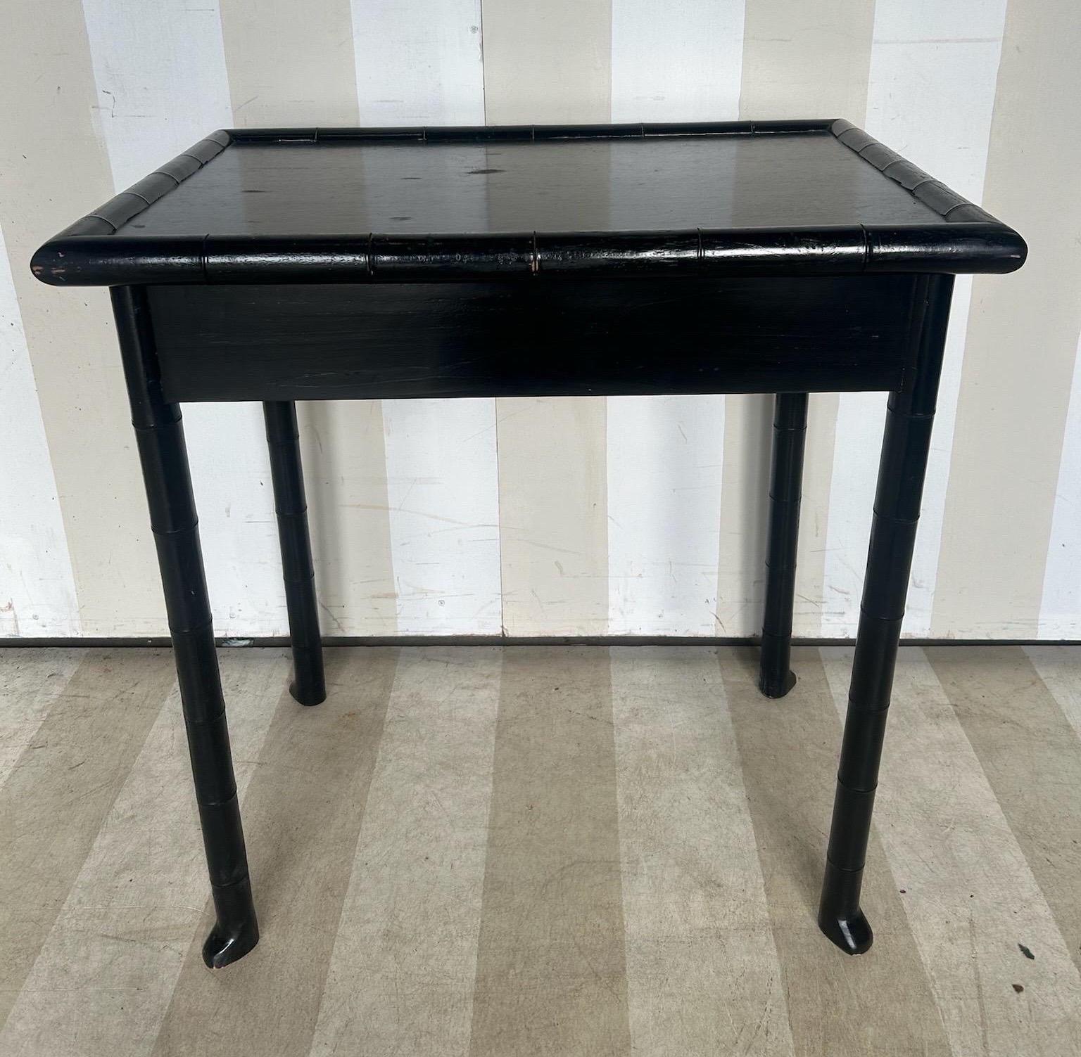 Table d'appoint en faux bambou peint en noir du 19e siècle, avec tiroir et pieds évasés. 