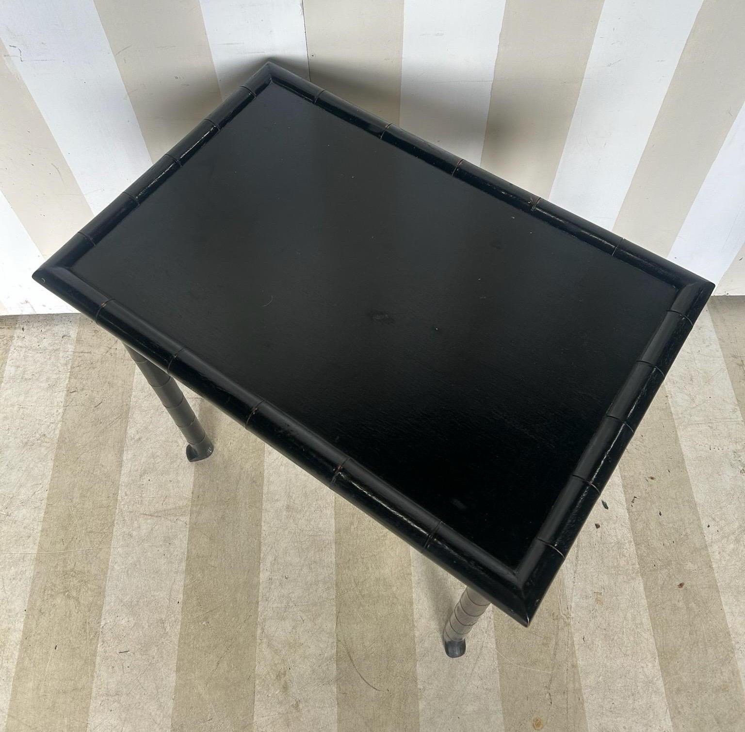 Table d'appoint en faux bambou noir du 19e siècle avec tiroir et pieds évasés. Bon état - En vente à Richmond, VA