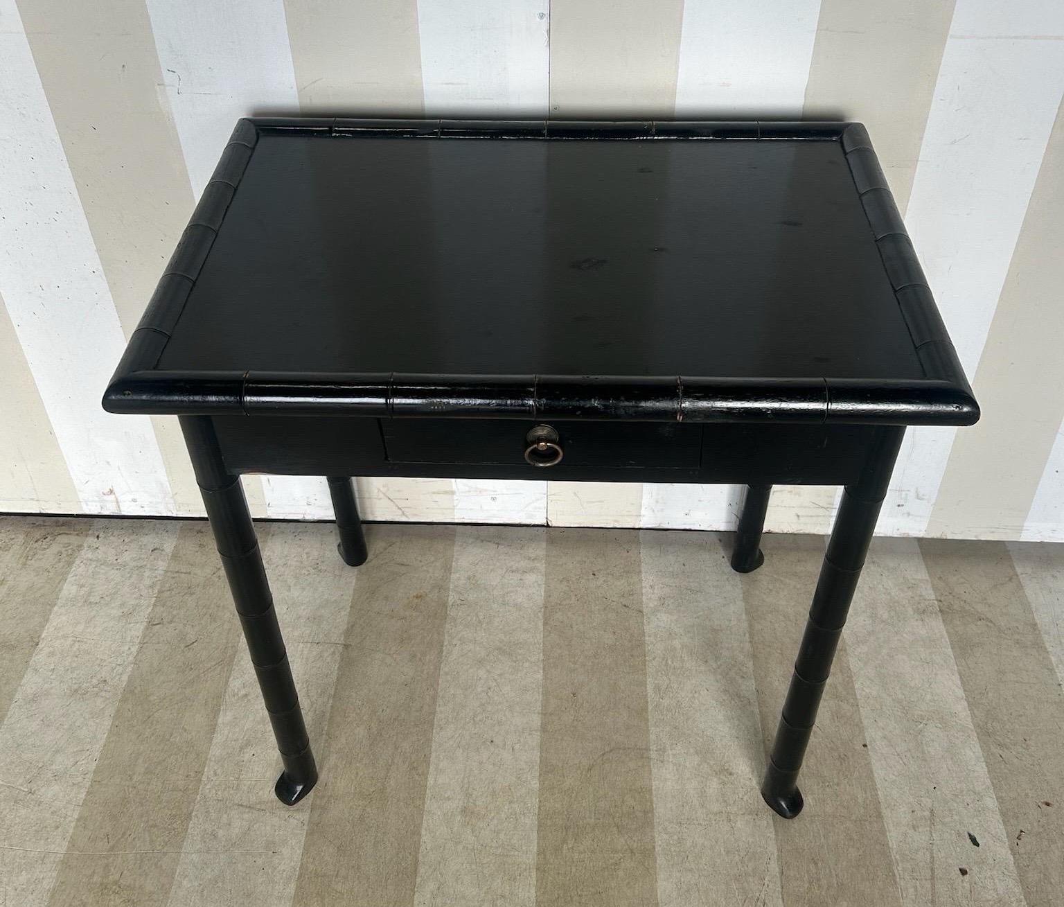 XIXe siècle Table d'appoint en faux bambou noir du 19e siècle avec tiroir et pieds évasés. en vente