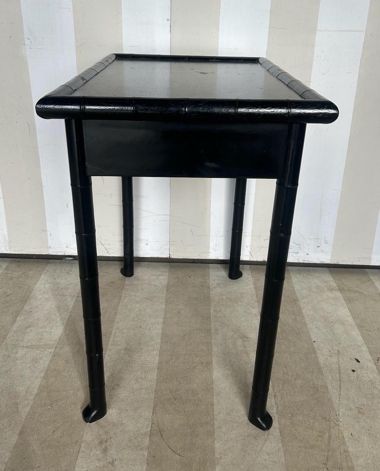 Table d'appoint en faux bambou noir du 19e siècle avec tiroir et pieds évasés. en vente 1