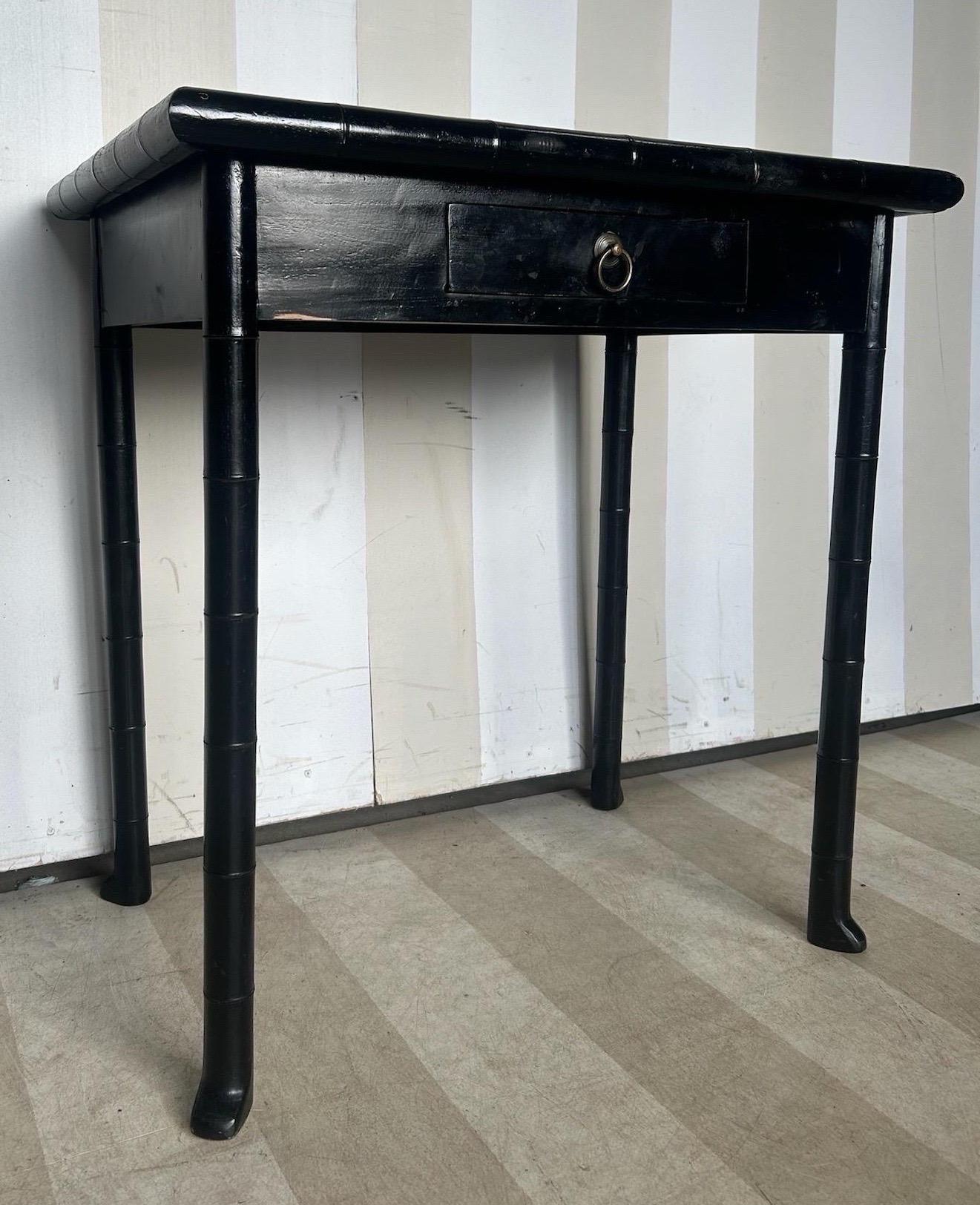 Table d'appoint en faux bambou noir du 19e siècle avec tiroir et pieds évasés. en vente 2