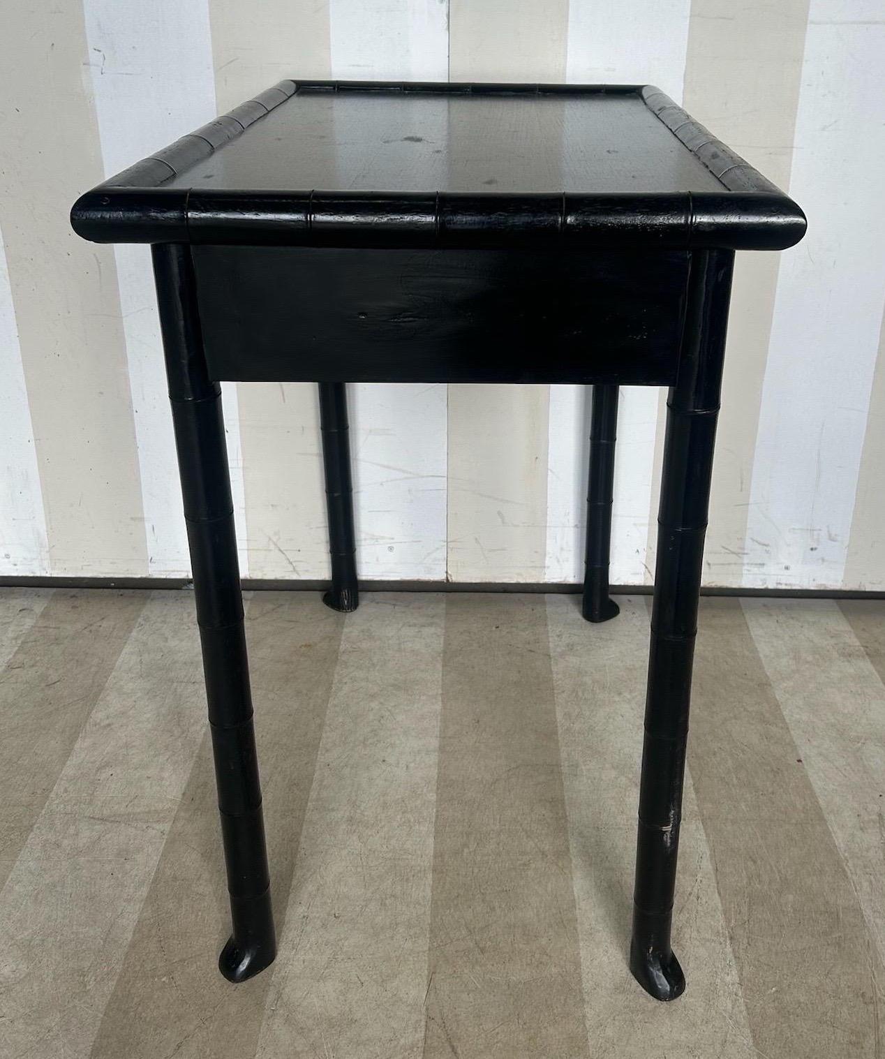 Table d'appoint en faux bambou noir du 19e siècle avec tiroir et pieds évasés. en vente 3