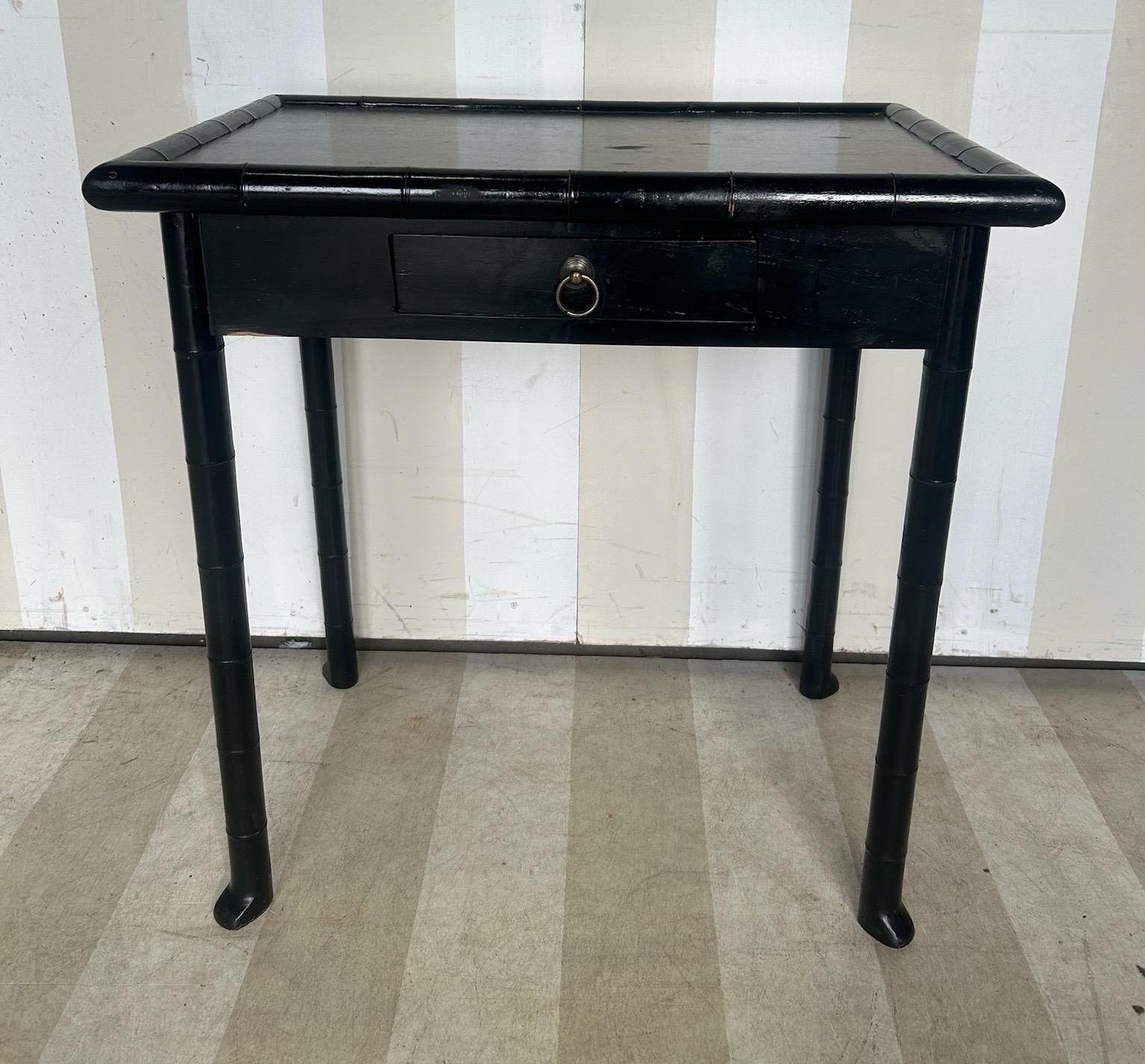 Table d'appoint en faux bambou noir du 19e siècle avec tiroir et pieds évasés. en vente 4