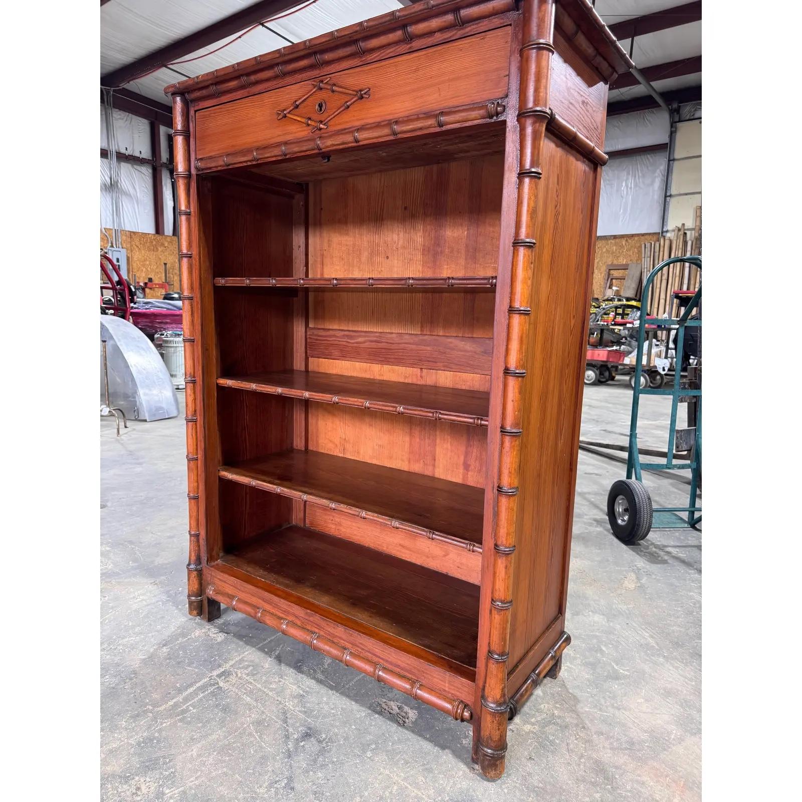 Francese Libreria francese in finto bambù del XIX secolo in vendita