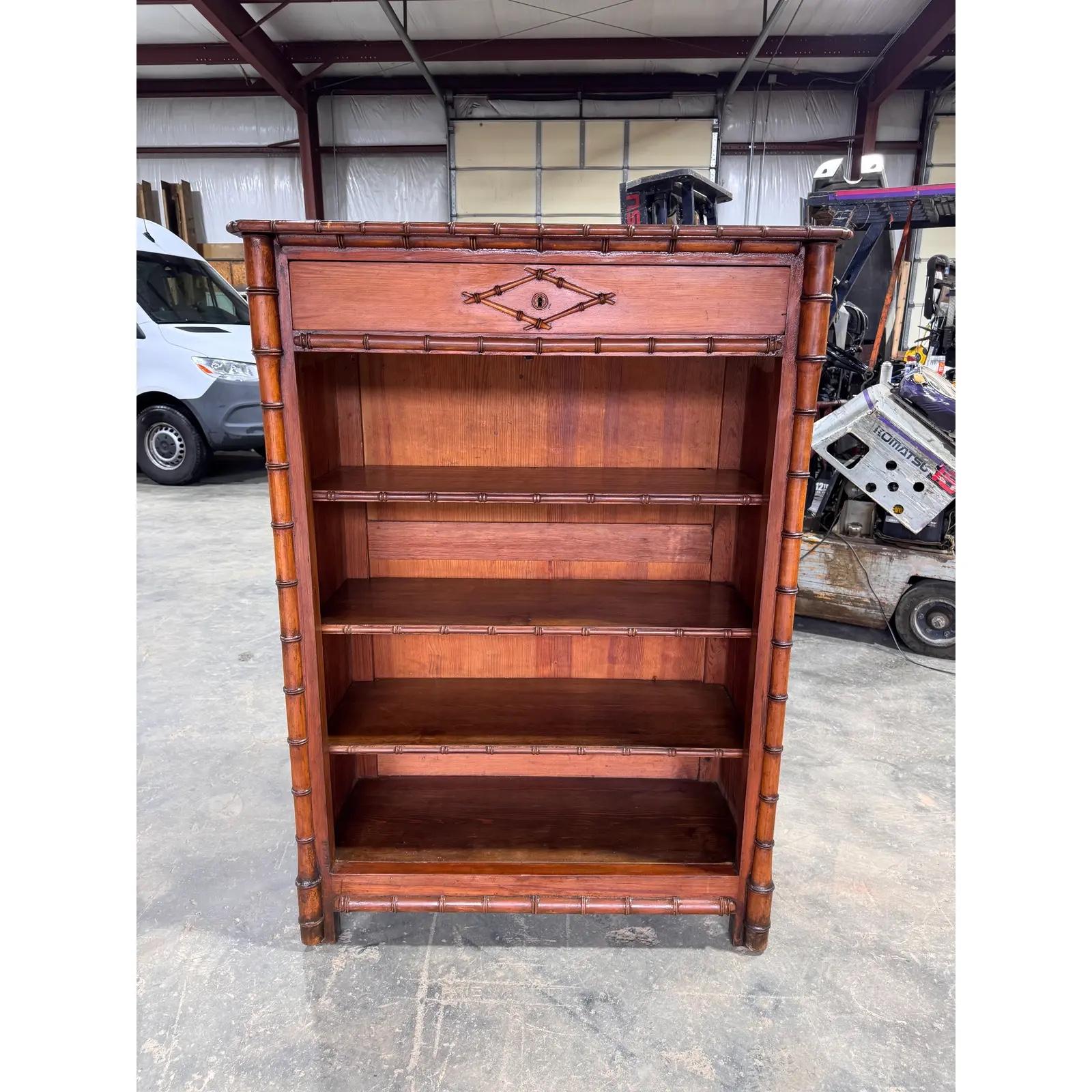 Libreria francese in finto bambù del XIX secolo In condizioni buone in vendita a Nashville, TN