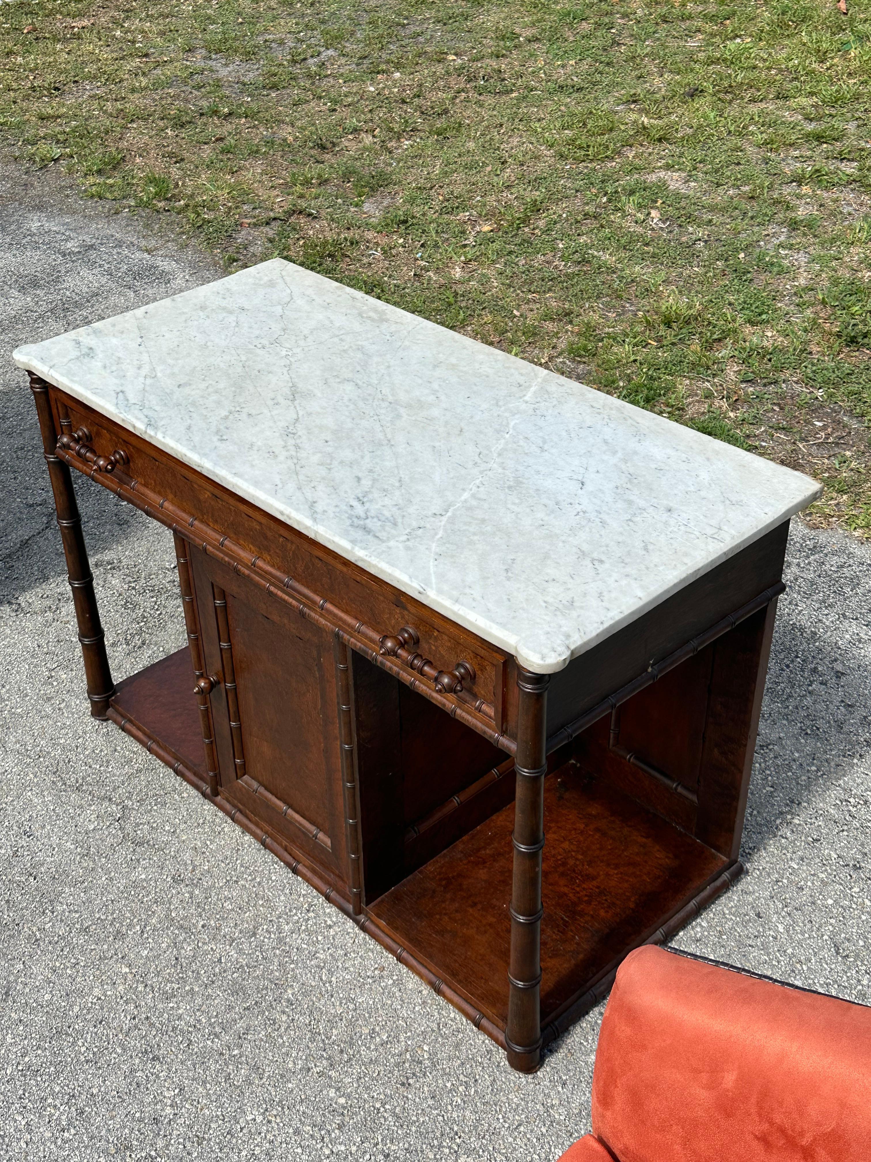 Französische Kommode/ Sideboard aus Kunstbambus, Wurzelholz und weißem Marmor, 19. Jahrhundert im Angebot 6