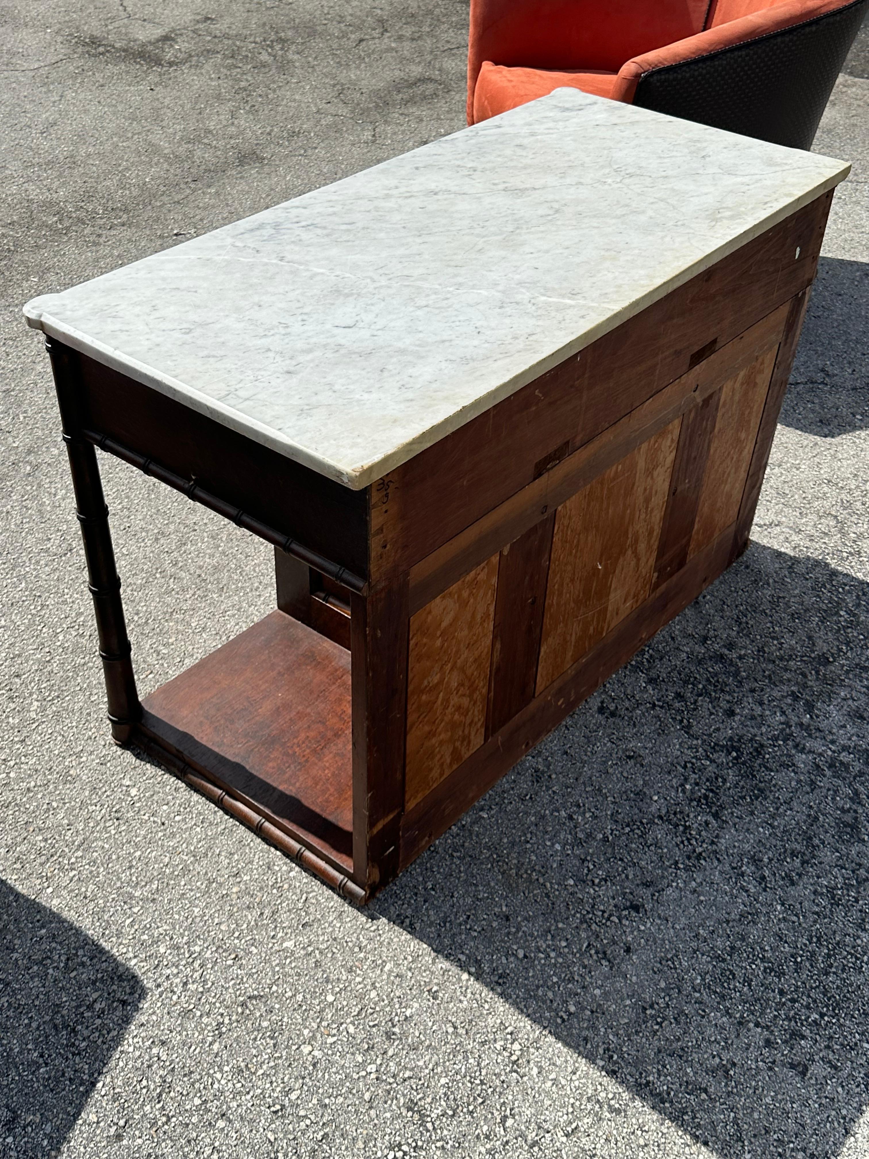 Französische Kommode/ Sideboard aus Kunstbambus, Wurzelholz und weißem Marmor, 19. Jahrhundert im Angebot 7