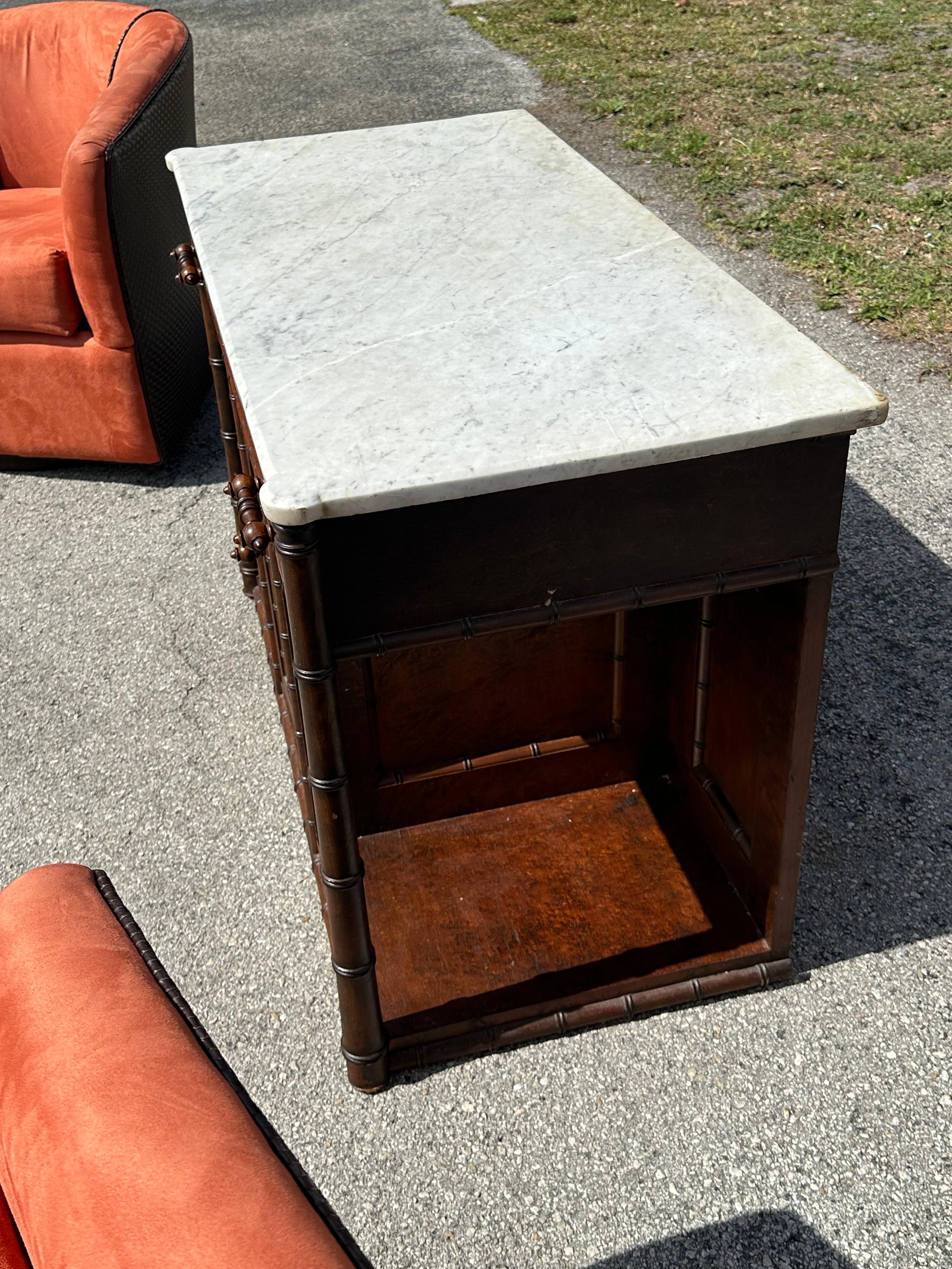 Französische Kommode/ Sideboard aus Kunstbambus, Wurzelholz und weißem Marmor, 19. Jahrhundert im Angebot 8