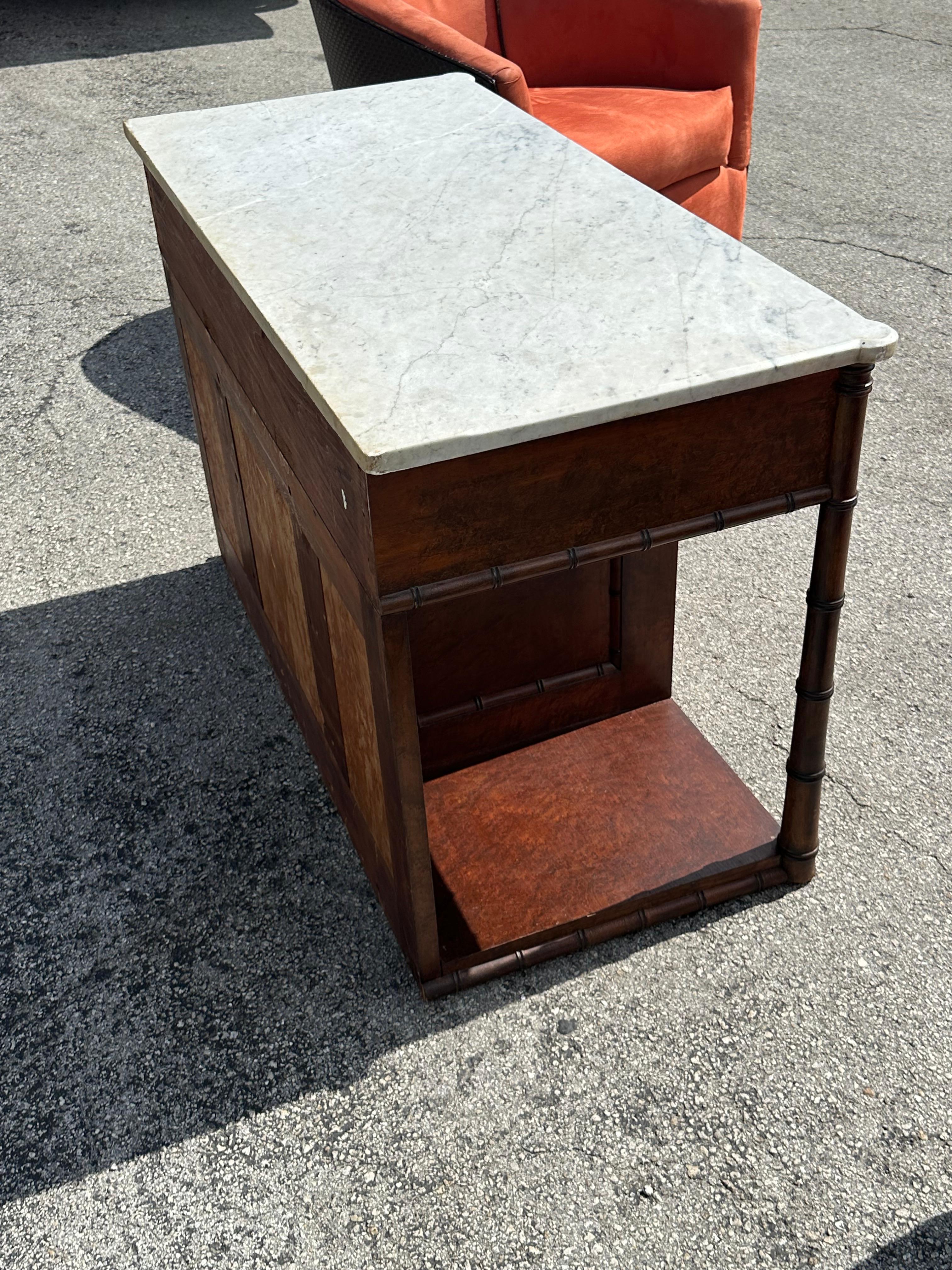 Französische Kommode/ Sideboard aus Kunstbambus, Wurzelholz und weißem Marmor, 19. Jahrhundert im Angebot 9