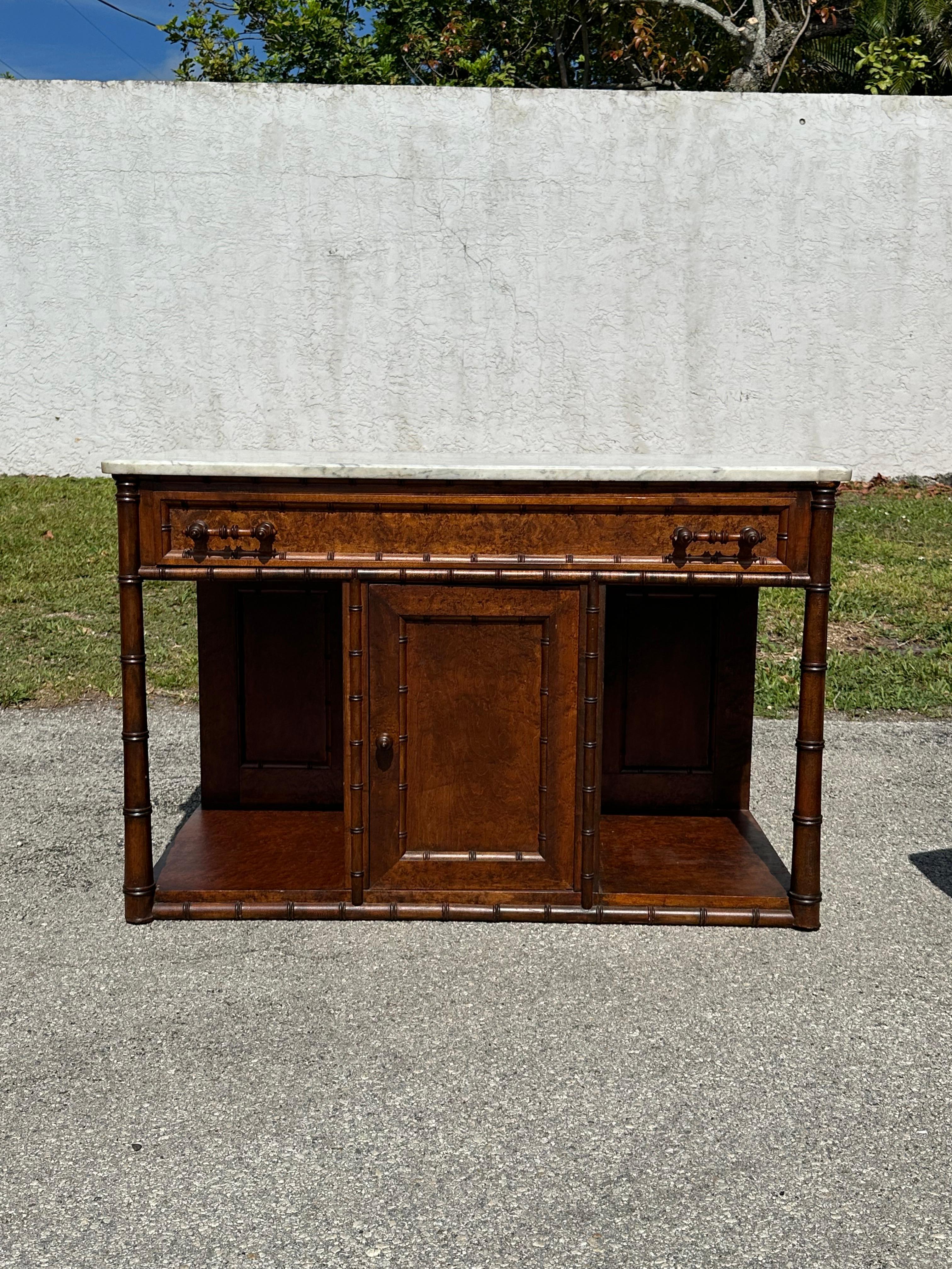 Französische Kommode/ Sideboard aus Kunstbambus, Wurzelholz und weißem Marmor, 19. Jahrhundert (Empire) im Angebot