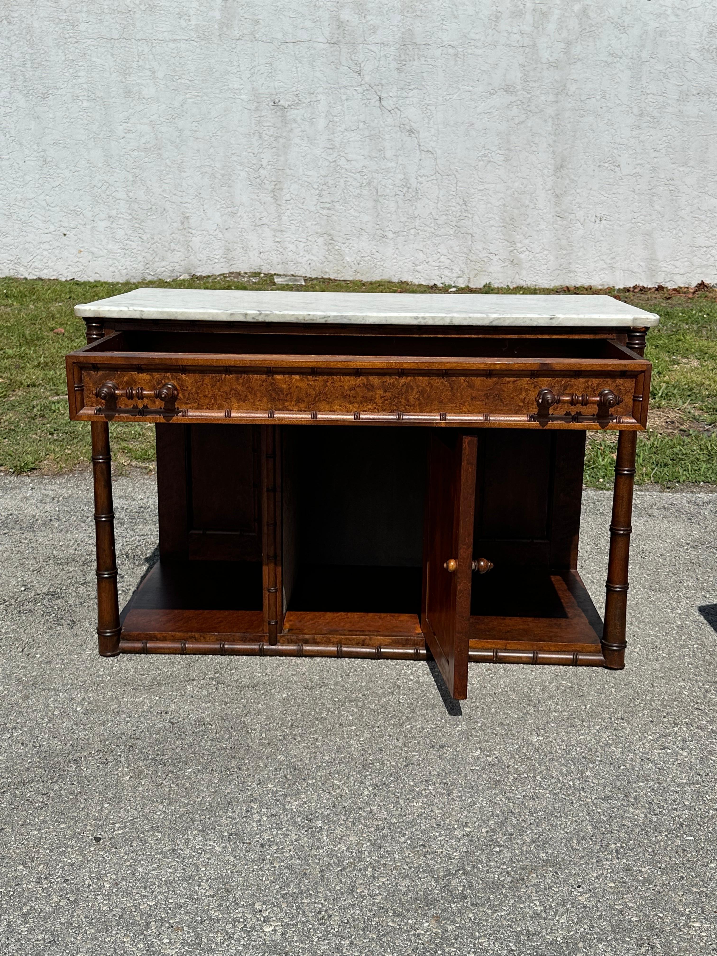 Französische Kommode/ Sideboard aus Kunstbambus, Wurzelholz und weißem Marmor, 19. Jahrhundert im Angebot 1