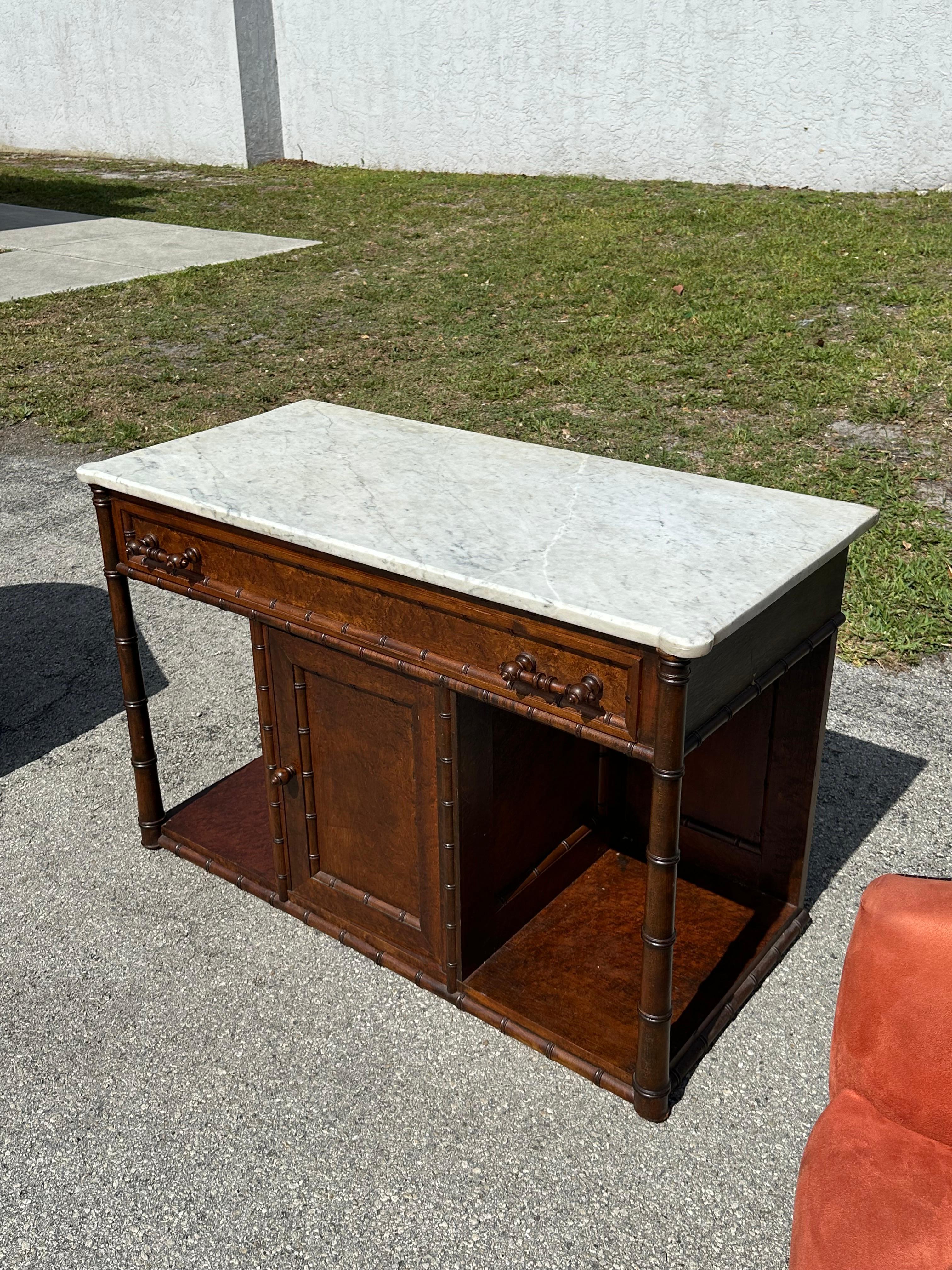 Französische Kommode/ Sideboard aus Kunstbambus, Wurzelholz und weißem Marmor, 19. Jahrhundert im Angebot 5