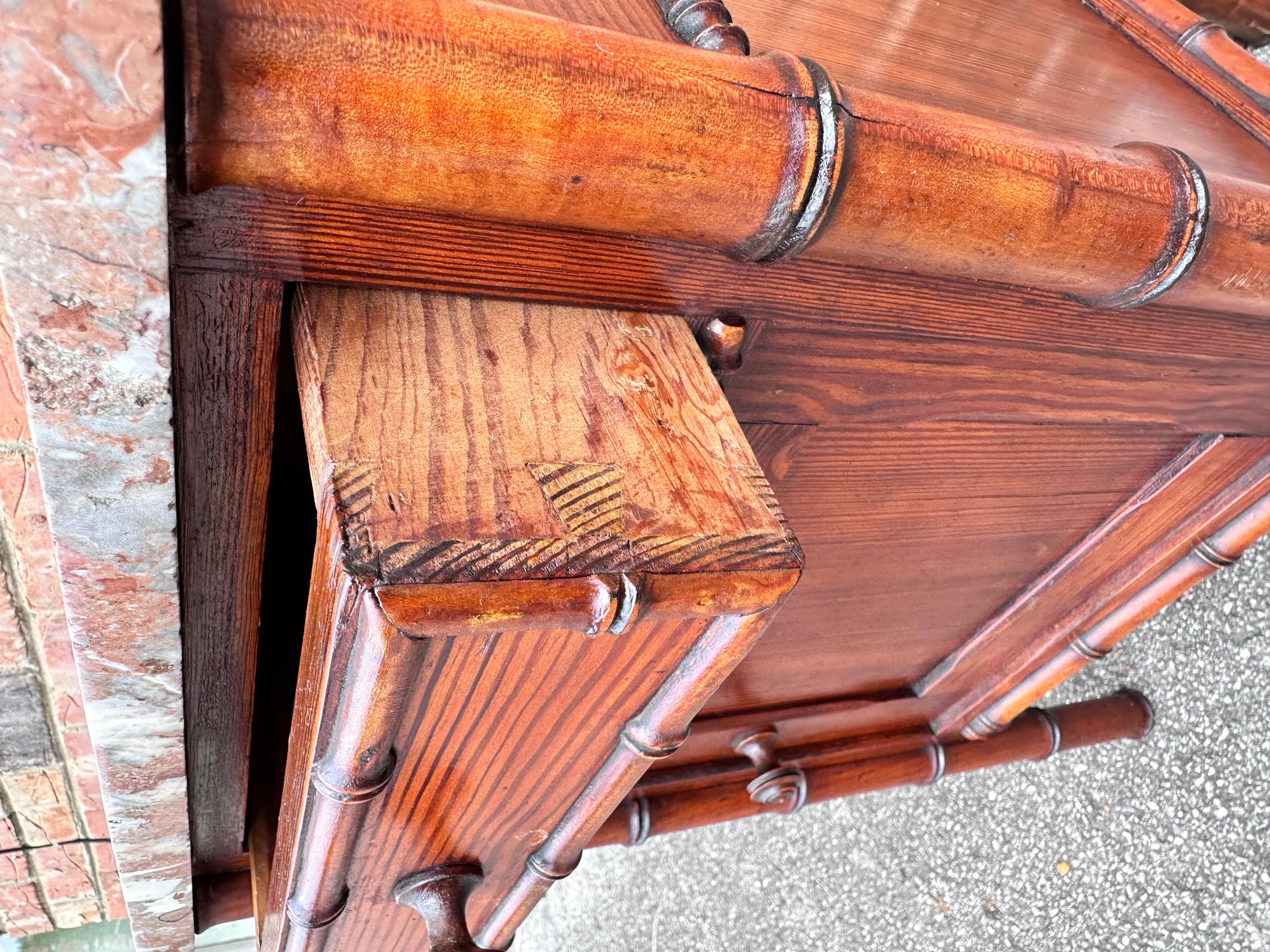 C'est une très belle petite pièce française ! Faux bambou, avec une belle tonalité et patine, ce meuble serait adorable dans un petit coin qui a besoin d'un peu plus de caractère ! La façade comporte un tiroir et une porte ouvrant sur un espace de