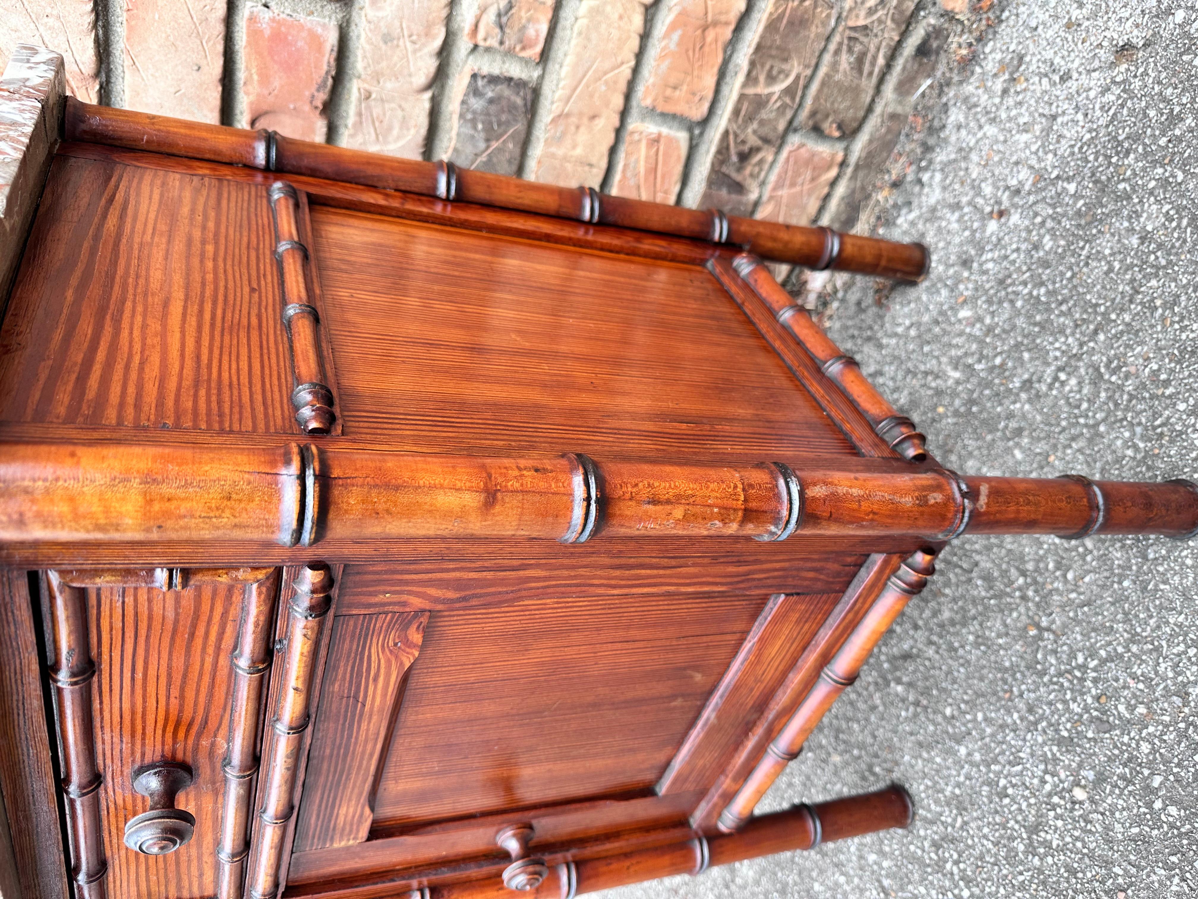 Français Armoire française du 19ème siècle en faux bambou en vente