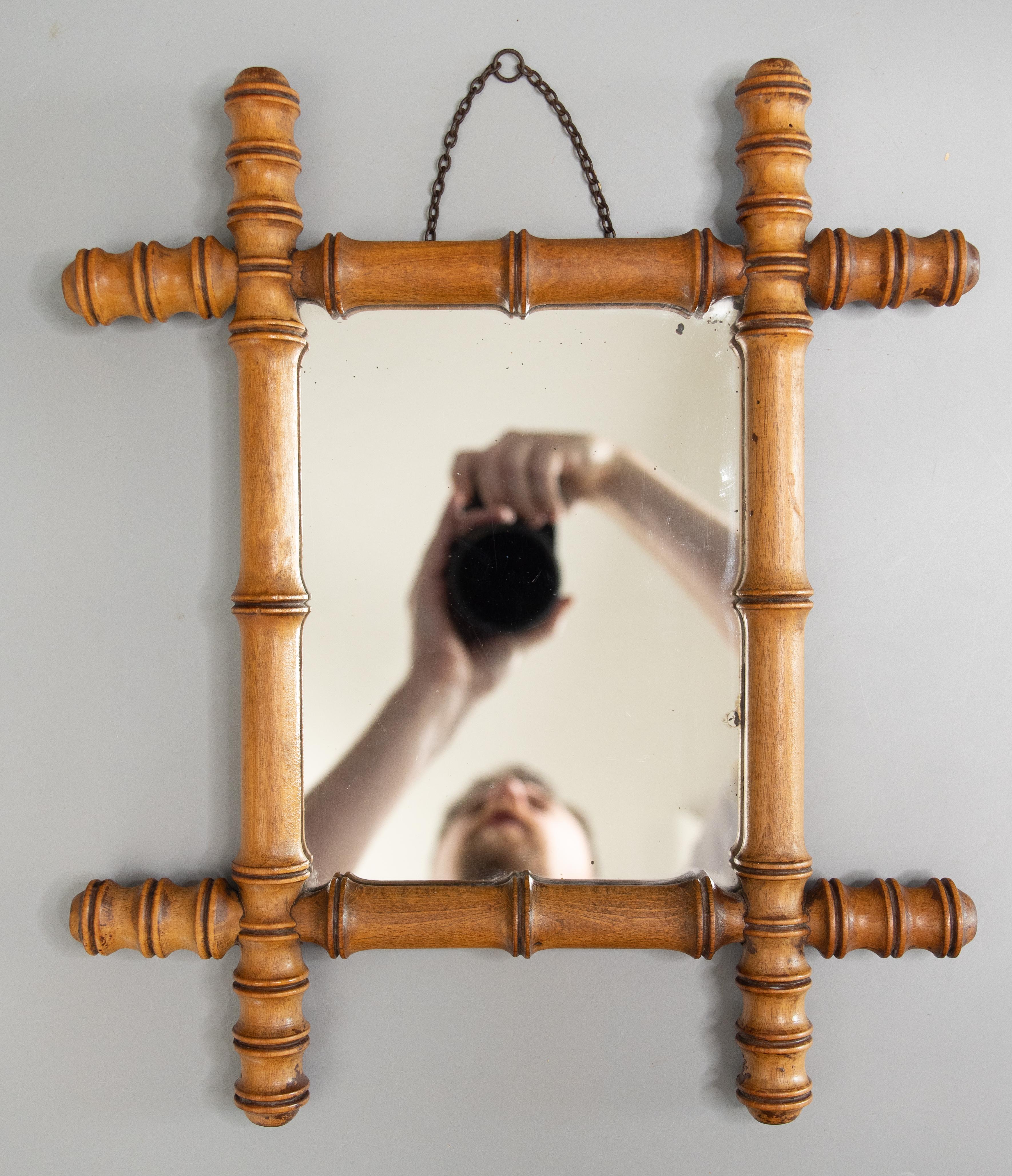 Superbe petit miroir français ancien, sculpté à la main pour ressembler à un bambou, vers 1890. Il conserve le verre et la chaîne de suspension d'origine, et le bois présente une surface et une patine d'origine très agréables. Ajoutez un style