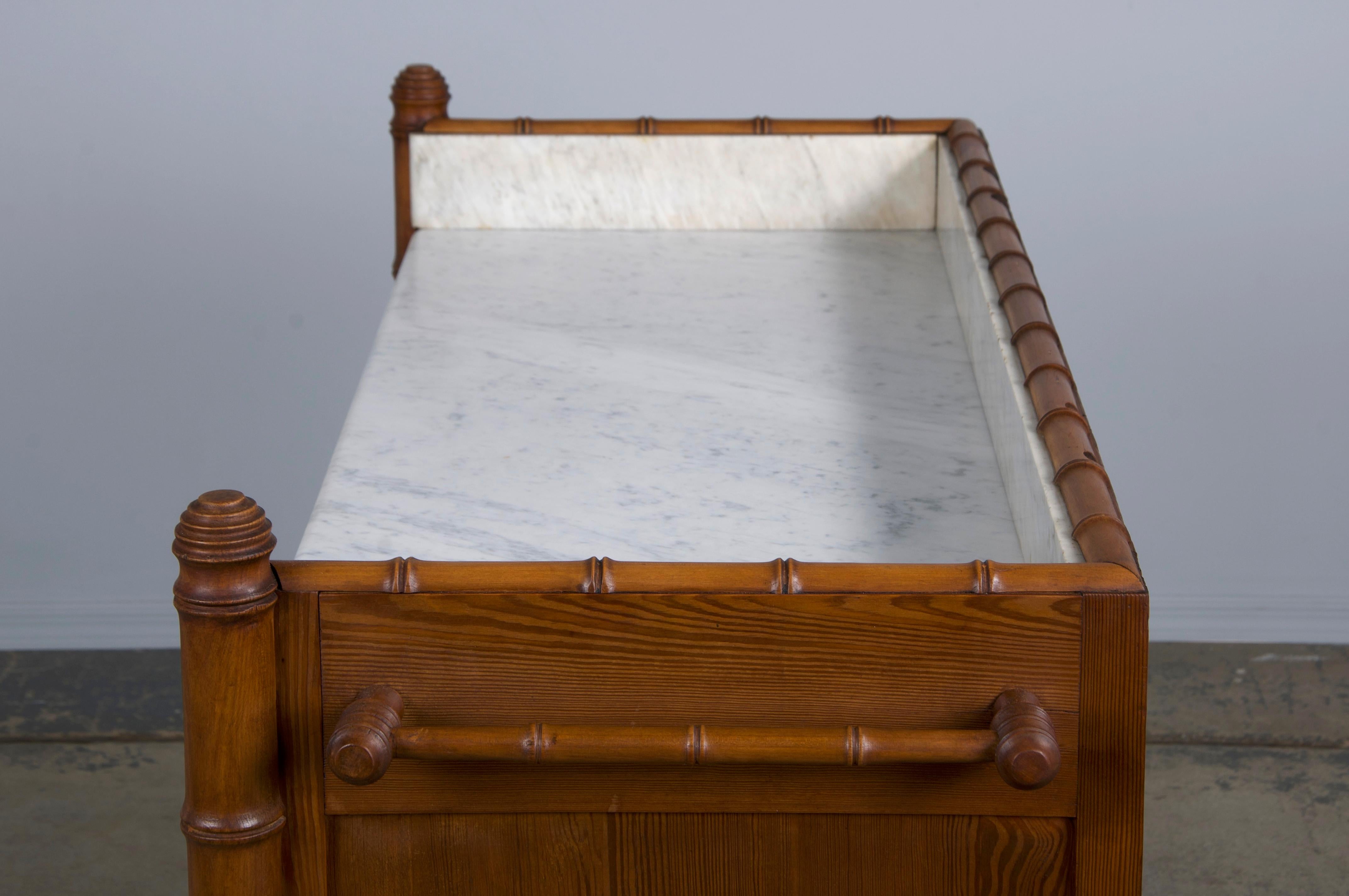 Cassettiera francese del XIX secolo in finto bambù con piano in marmo bianco 3