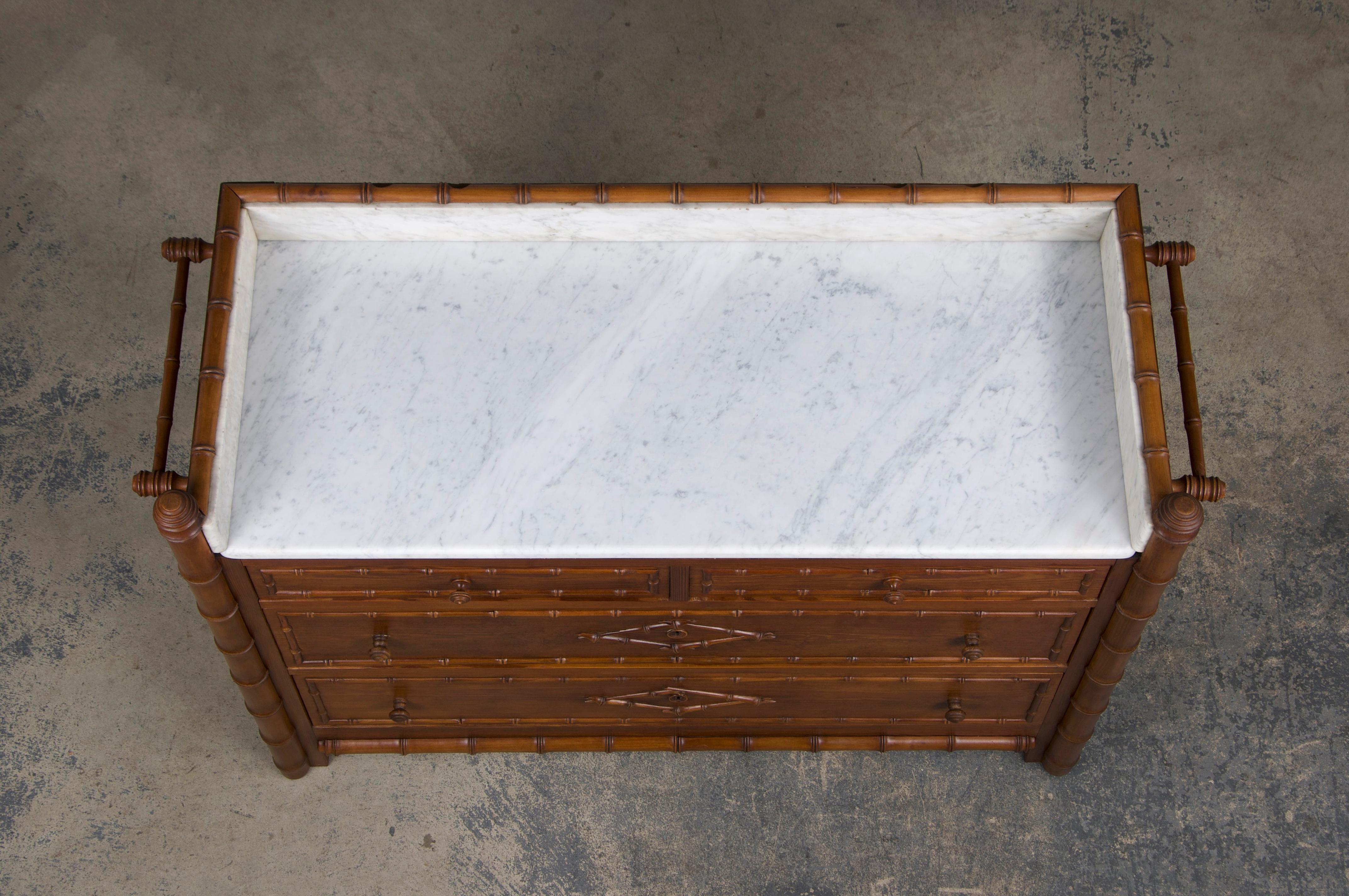 Stile provenzale Cassettiera francese del XIX secolo in finto bambù con piano in marmo bianco