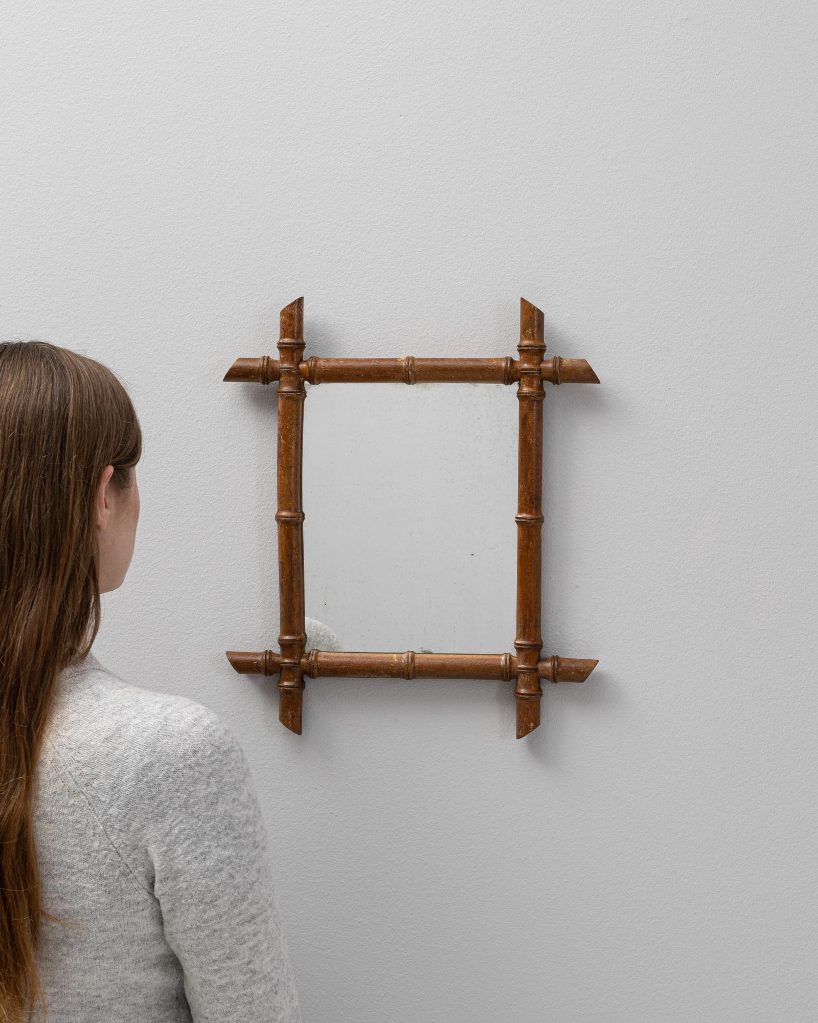 Ce miroir français du XIXe siècle présente un charmant cadre en faux bambou, capturant l'attrait exotique du bambou grâce à un bois finement sculpté. La finition chaude aux tons de miel et la délicatesse de la menuiserie reflètent l'influence de
