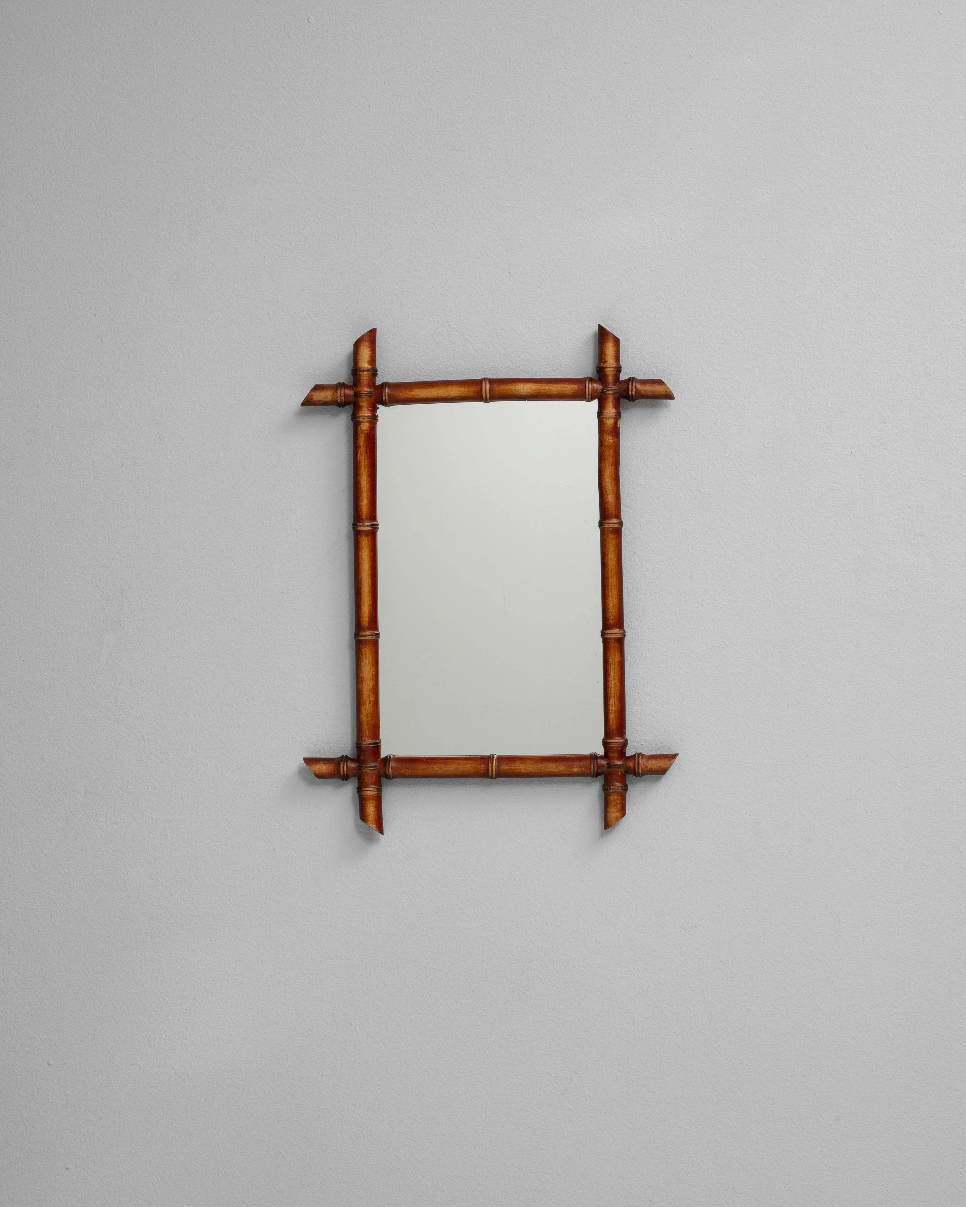 Questo specchio in finto bambù francese del XIX secolo esemplifica il fascino e la maestria delle arti decorative ispirate al giapponismo dell'epoca. La struttura in legno è intagliata per imitare la forma e il ritmo del bambù naturale, con nodi