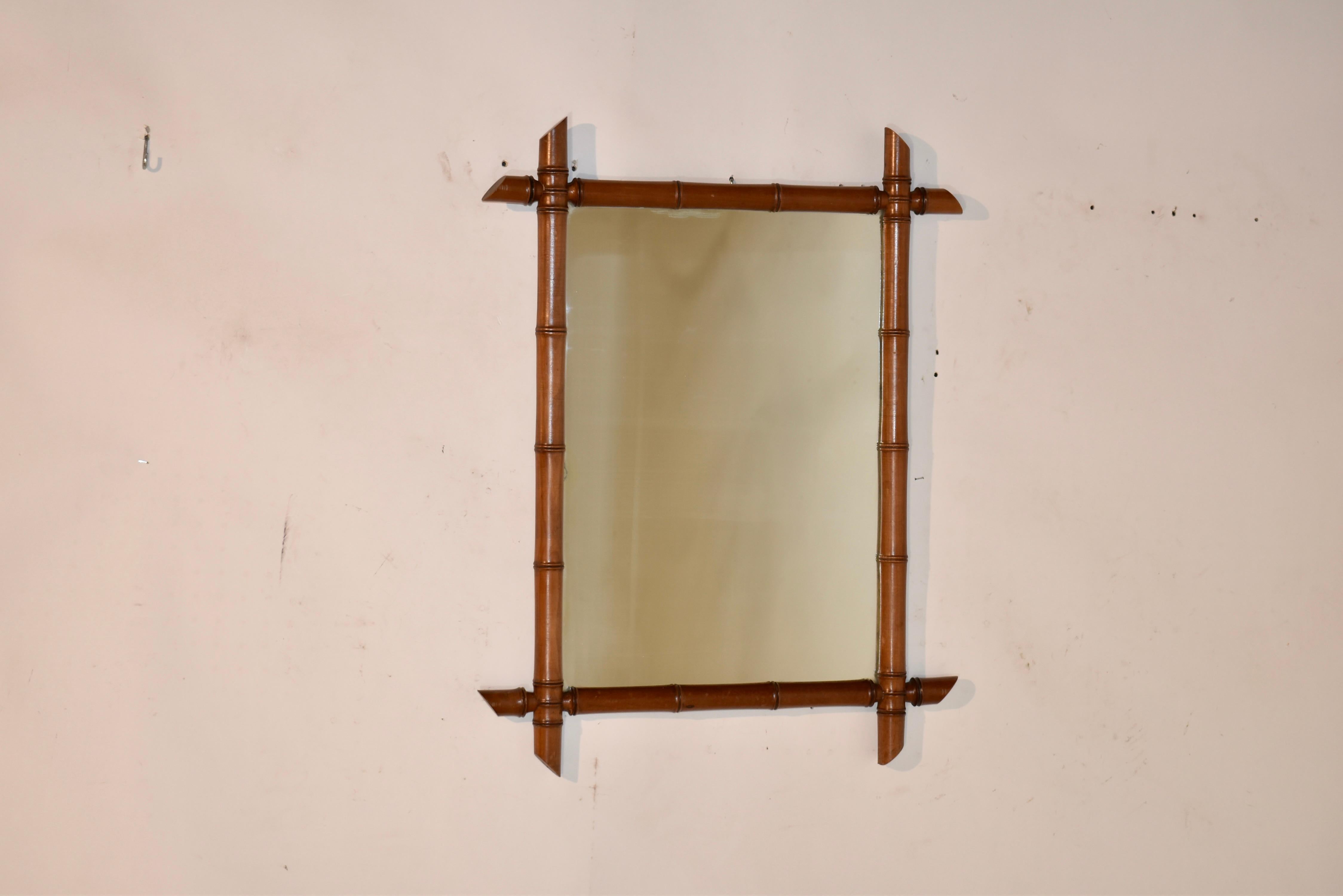 Cadre en faux bambou tourné en cerisier de France de la fin du 19e siècle, entourant un miroir.  Les objets tournés sont tournés à la main et sont d'une forme et d'une taille ravissantes.  Ces miroirs constituent de merveilleux accessoires pour tout