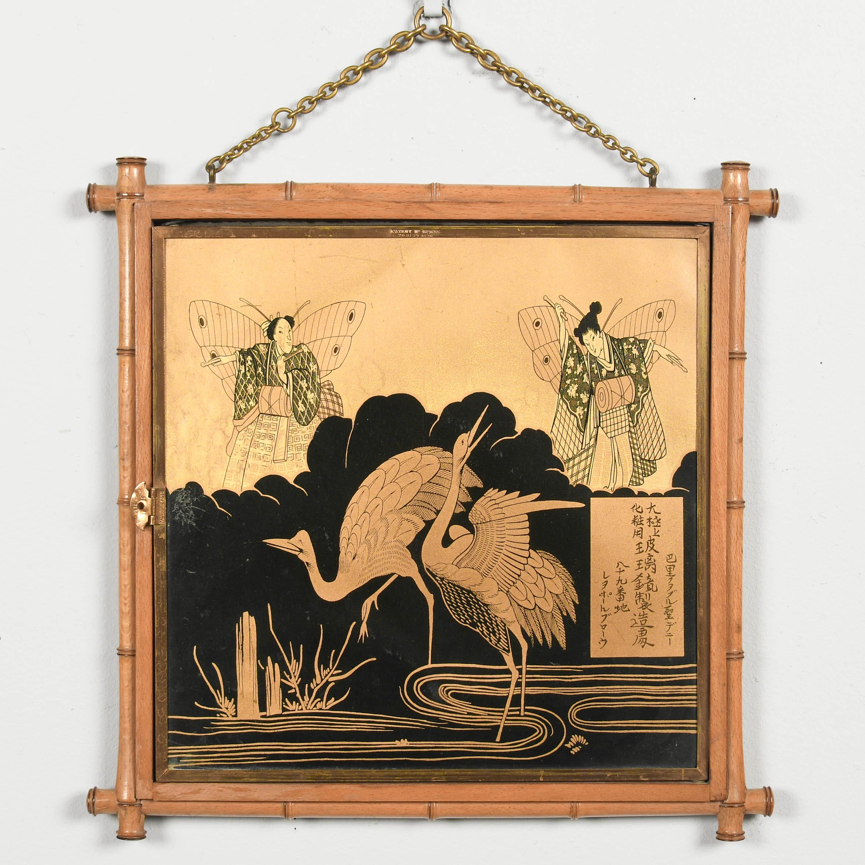 Specchio da viaggio francese del XIX secolo a tre ante con cornice in finto bambù in legno di faggio e una piccola catena per appenderlo alla parete. I pannelli sono rivestiti con stampe decorative giapponesi in carta nera e oro che raffigurano due