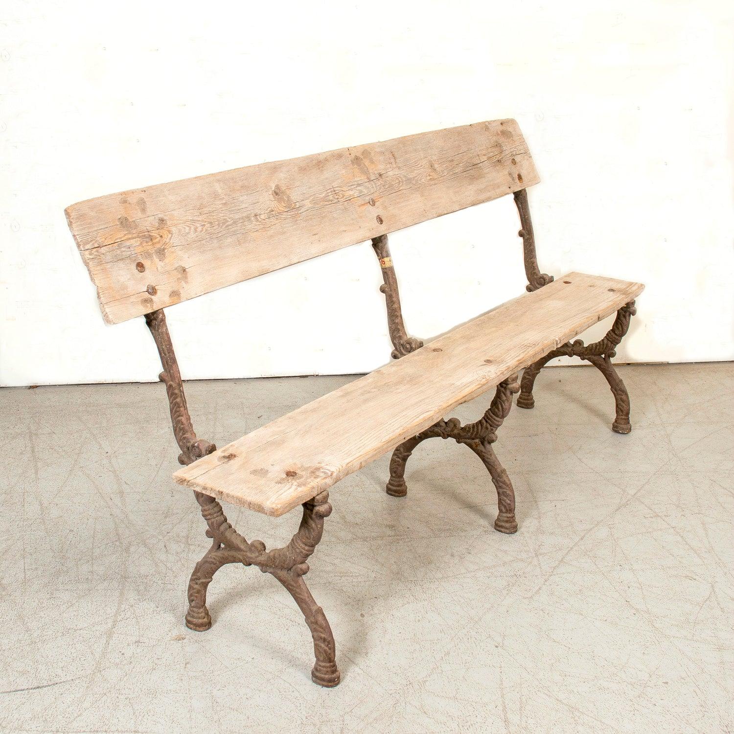 Ce beau banc de jardin en faux bois français du XIXe siècle, vers les années 1890, illustre à merveille l'art et le charme d'un design inspiré par la nature. Fabriquée pour imiter l'aspect organique des branches d'arbre, la base en forme de volute