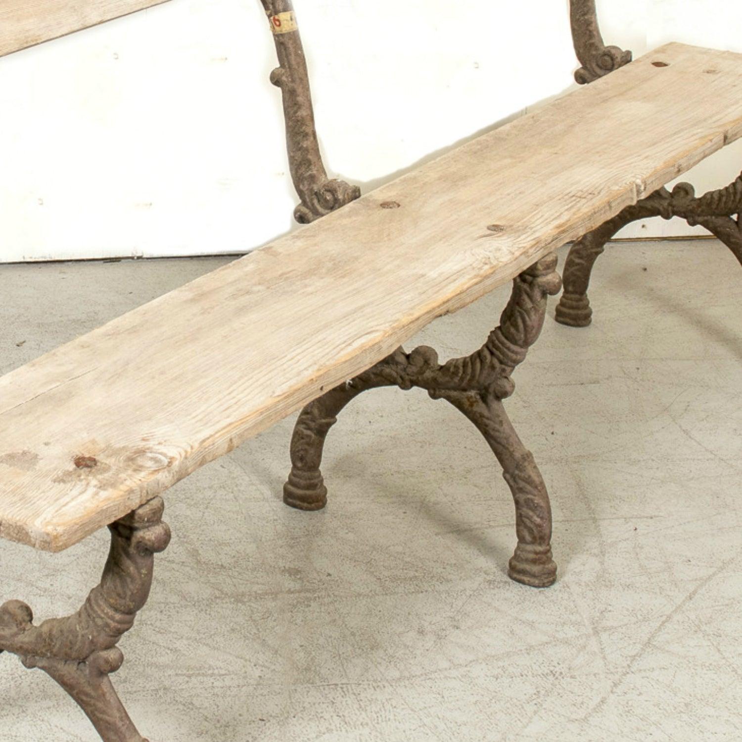 Banc de jardin français du 19ème siècle en fonte et bois blanchi Bon état - En vente à Birmingham, AL