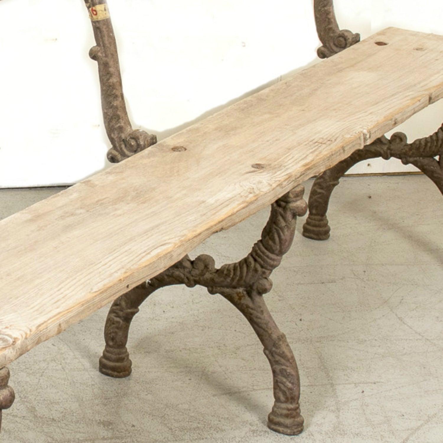 XIXe siècle Banc de jardin français du 19ème siècle en fonte et bois blanchi en vente