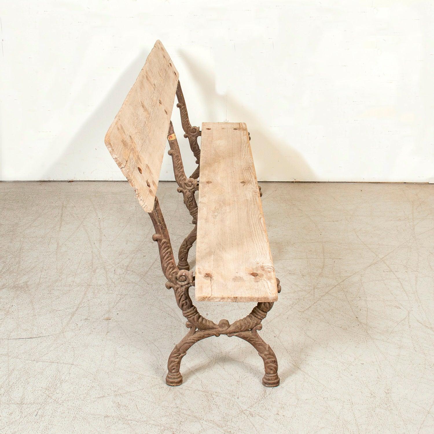 Fer Banc de jardin français du 19ème siècle en fonte et bois blanchi en vente