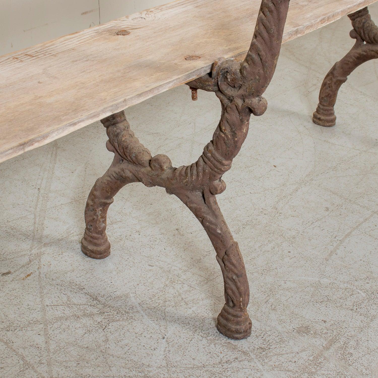 Banc de jardin français du 19ème siècle en fonte et bois blanchi en vente 2