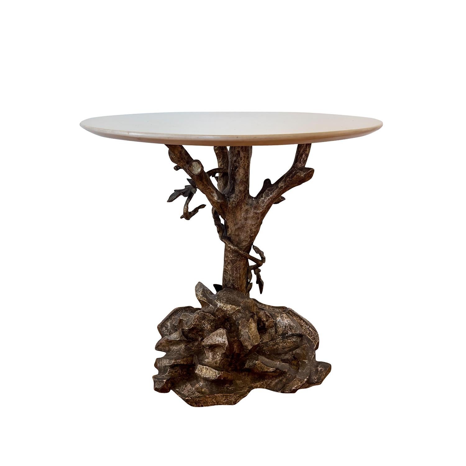 Canapé ancien en Faux Bois du 19ème siècle, table basse en bois de tilleul travaillé à la main, en bon état. Cette table d'appoint sculpturale est composée d'un plateau en marbre blanc rond, reposant sur une lourde base patinée vert-or en forme