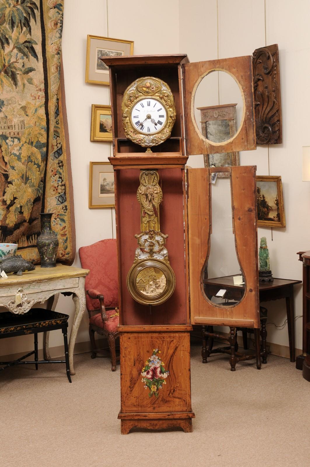 Horloge de parquet française du 19ème siècle peinte en faux bois avec métal doré pressé Bon état - En vente à Atlanta, GA