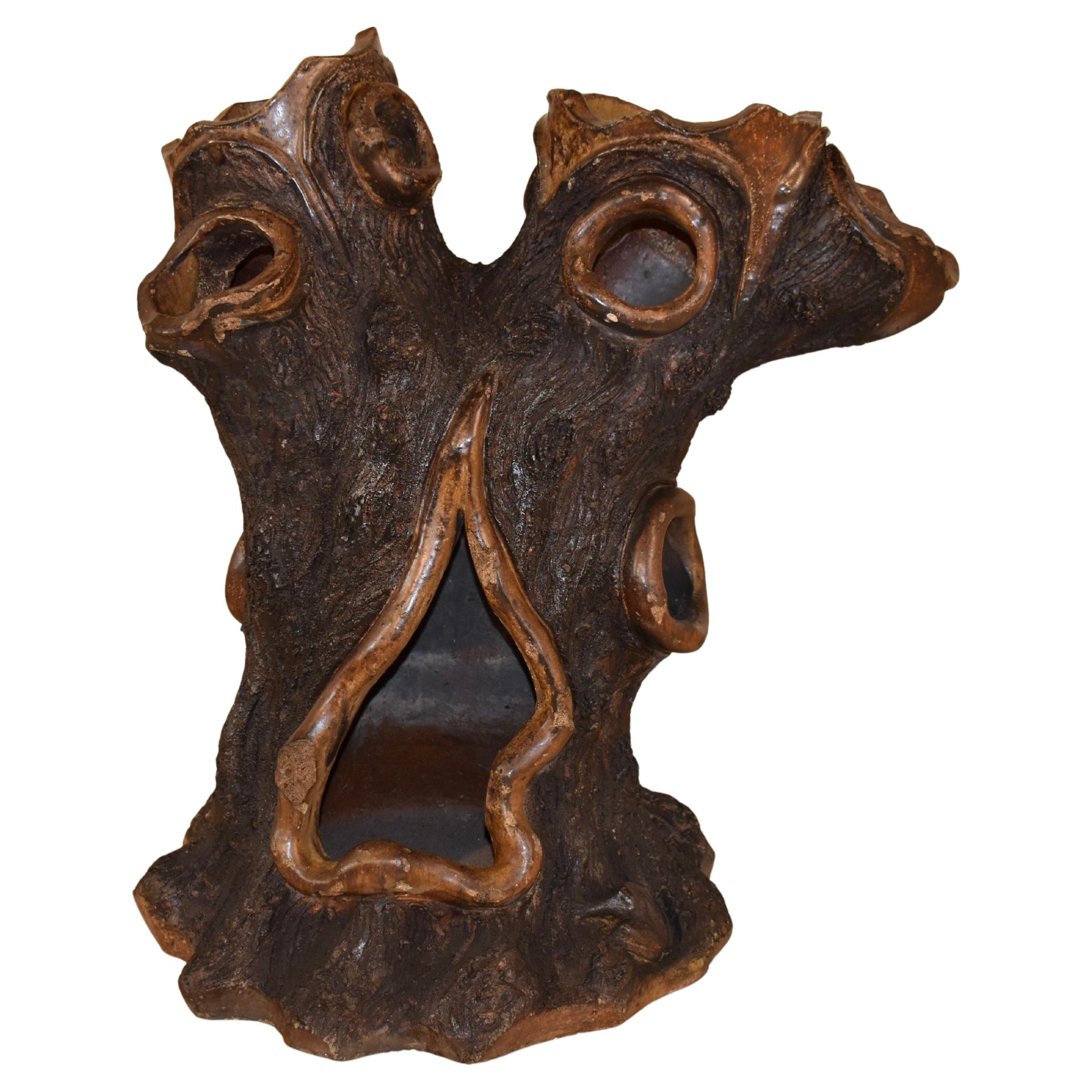 SPLENDIDA fioriera francese in faux bois del XIX secolo realizzata in terracotta.  La fusione di questo pezzo è stata realizzata con tanta perizia che sembra davvero un vecchio ceppo d'albero trovato nel bel mezzo di una foresta incantata.  Ogni