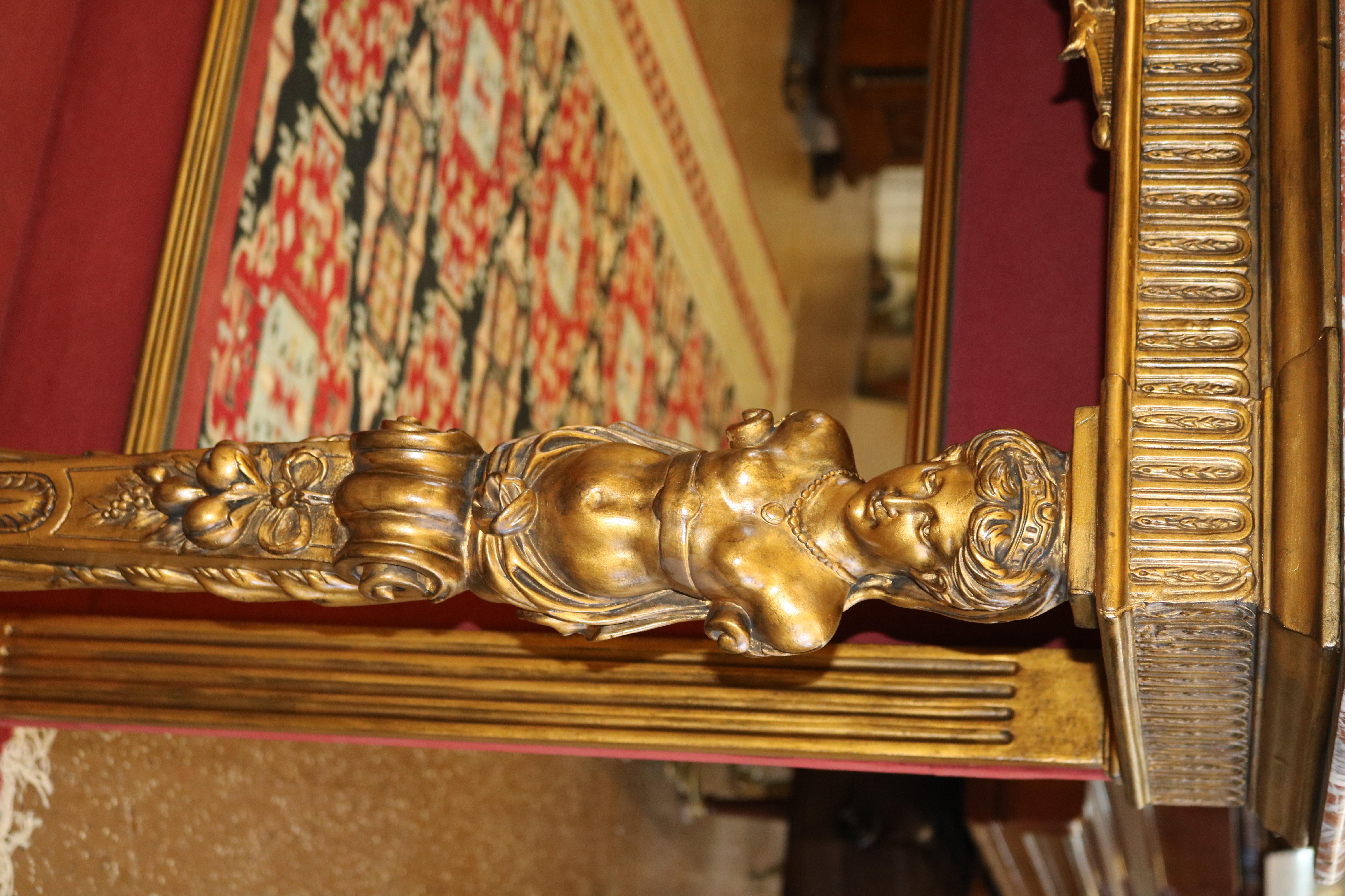 Fin du XIXe siècle Table console figurative française du 19ème siècle avec plateau en marbre doré et miroir à l'arrière en vente