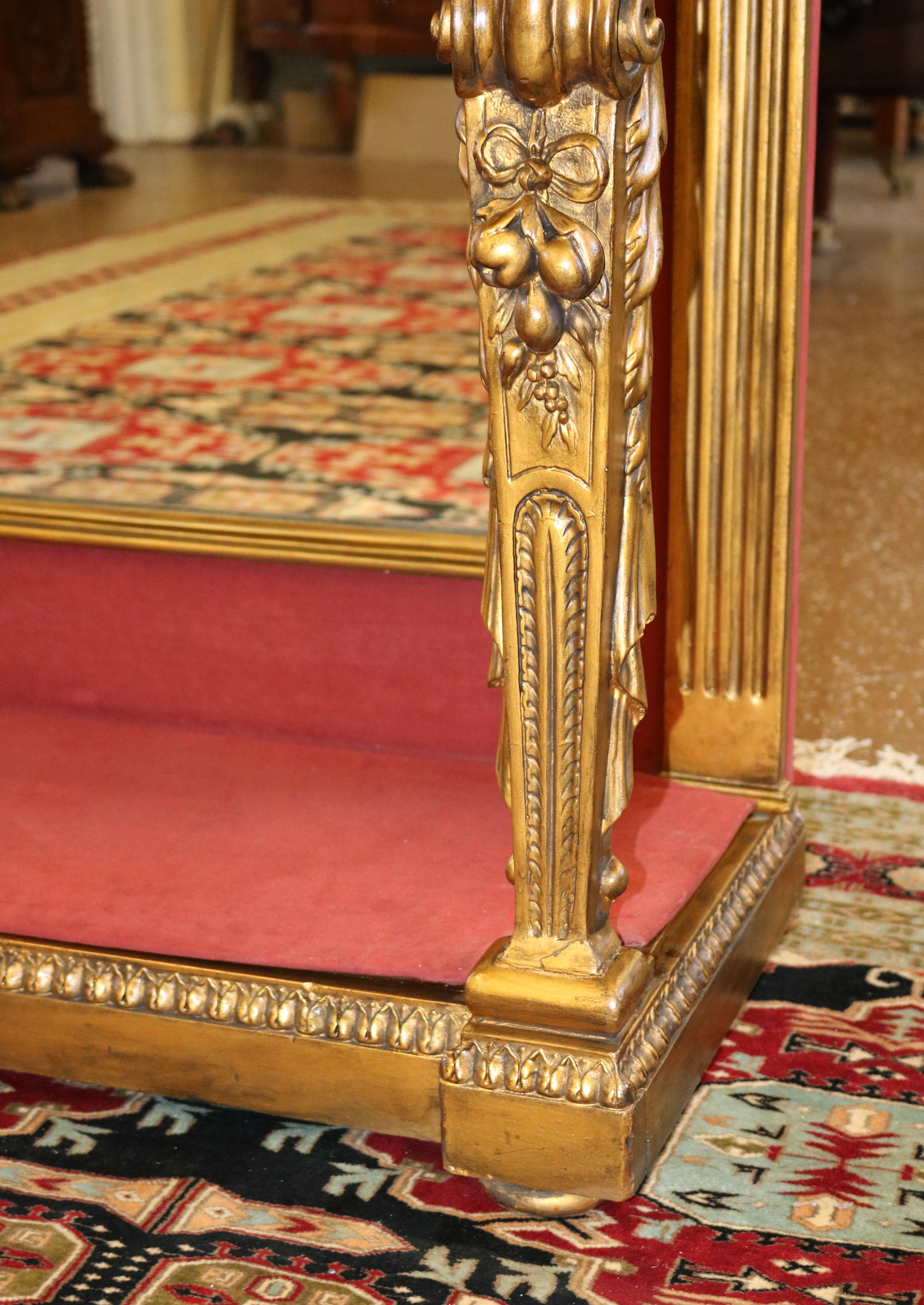 Marbre Table console figurative française du 19ème siècle avec plateau en marbre doré et miroir à l'arrière en vente