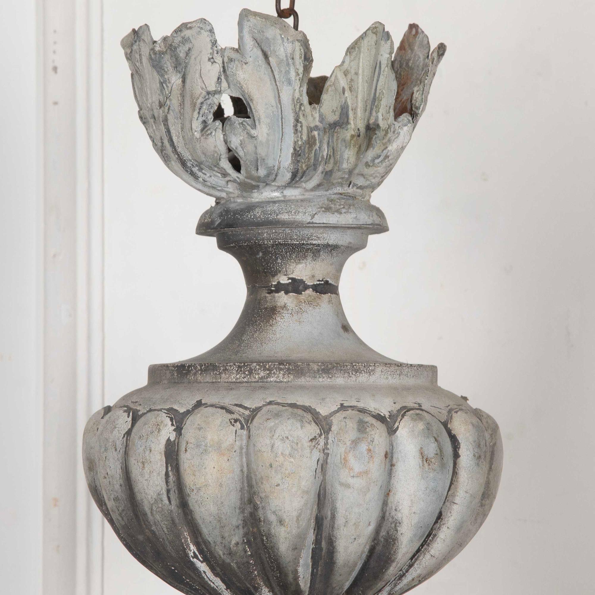 Grande terminale francese del XIX secolo in zinco, con decorazione a testa di leone.
Adattato al più meraviglioso lampadario di grandi dimensioni, con bracci in ferro arrugginito, ricablato e pronto all'uso.