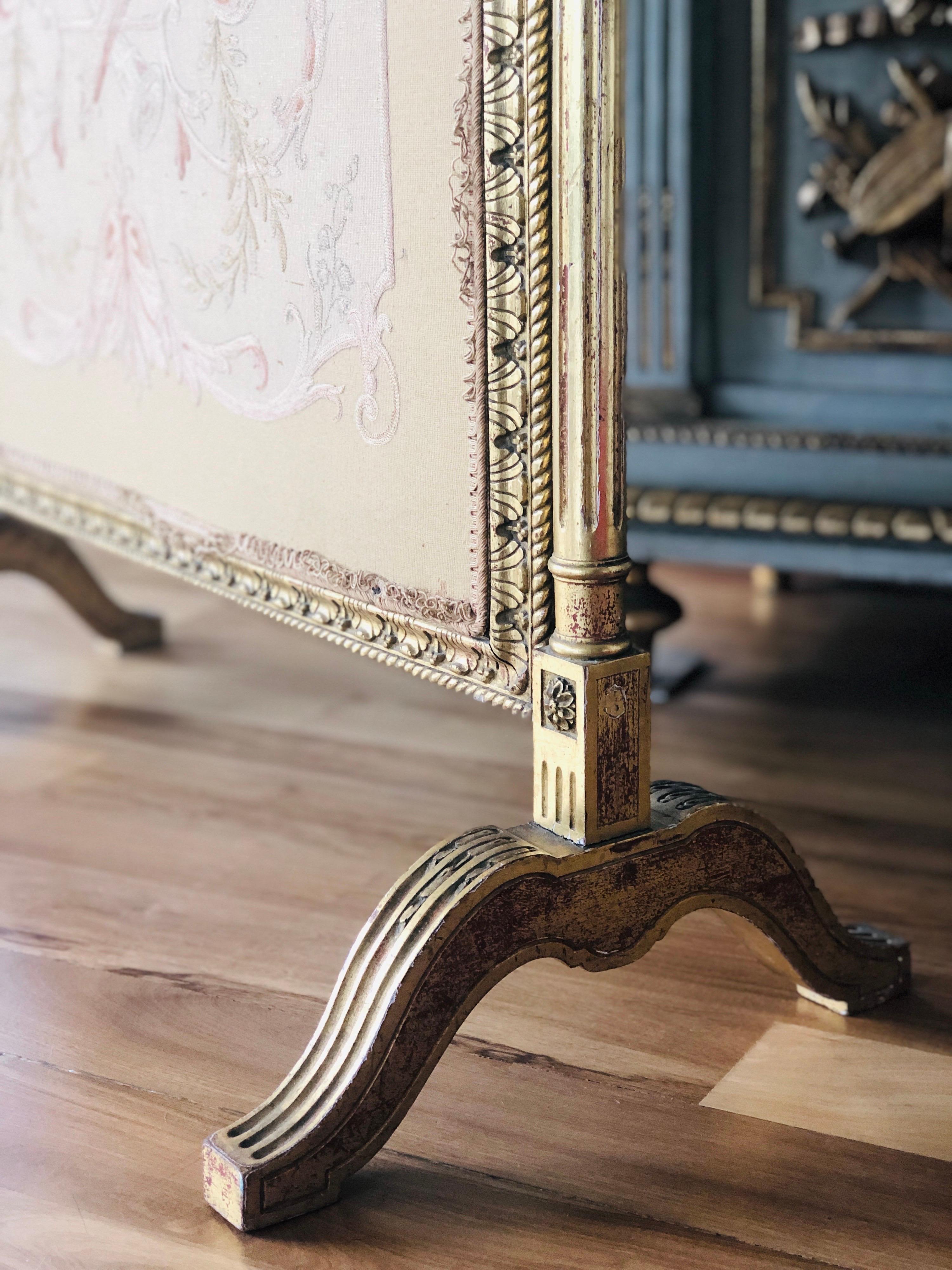Französischer Kaminschirm des 19. Jahrhunderts mit handgeschnitztem Rahmen und Seidenteppich (Handgeschnitzt) im Angebot