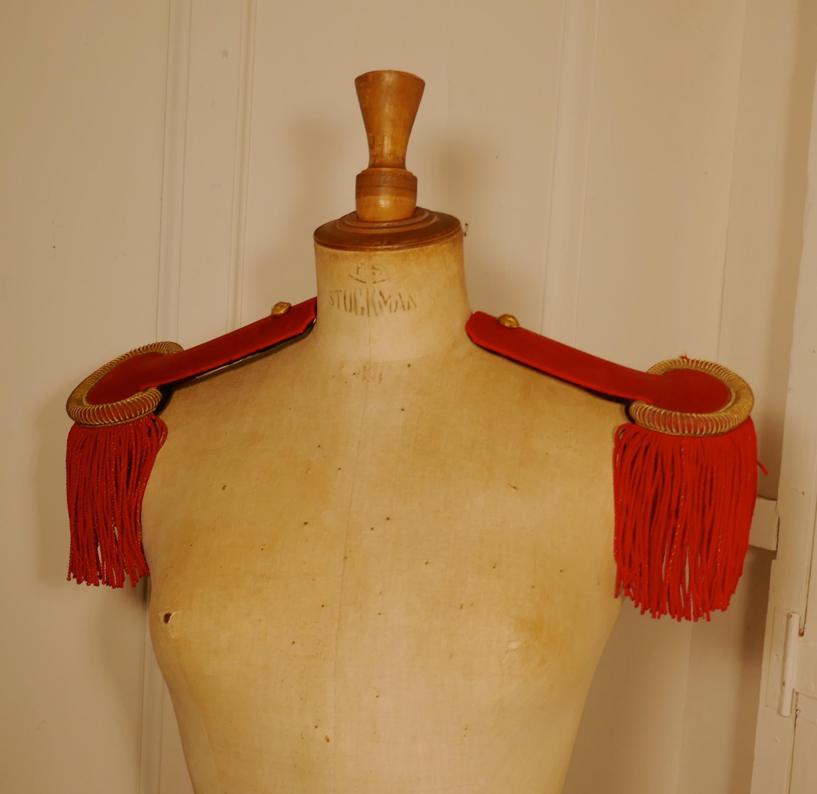 Gris Epaulettes rouges d'uniforme de premier officier français du 19ème siècle en vente
