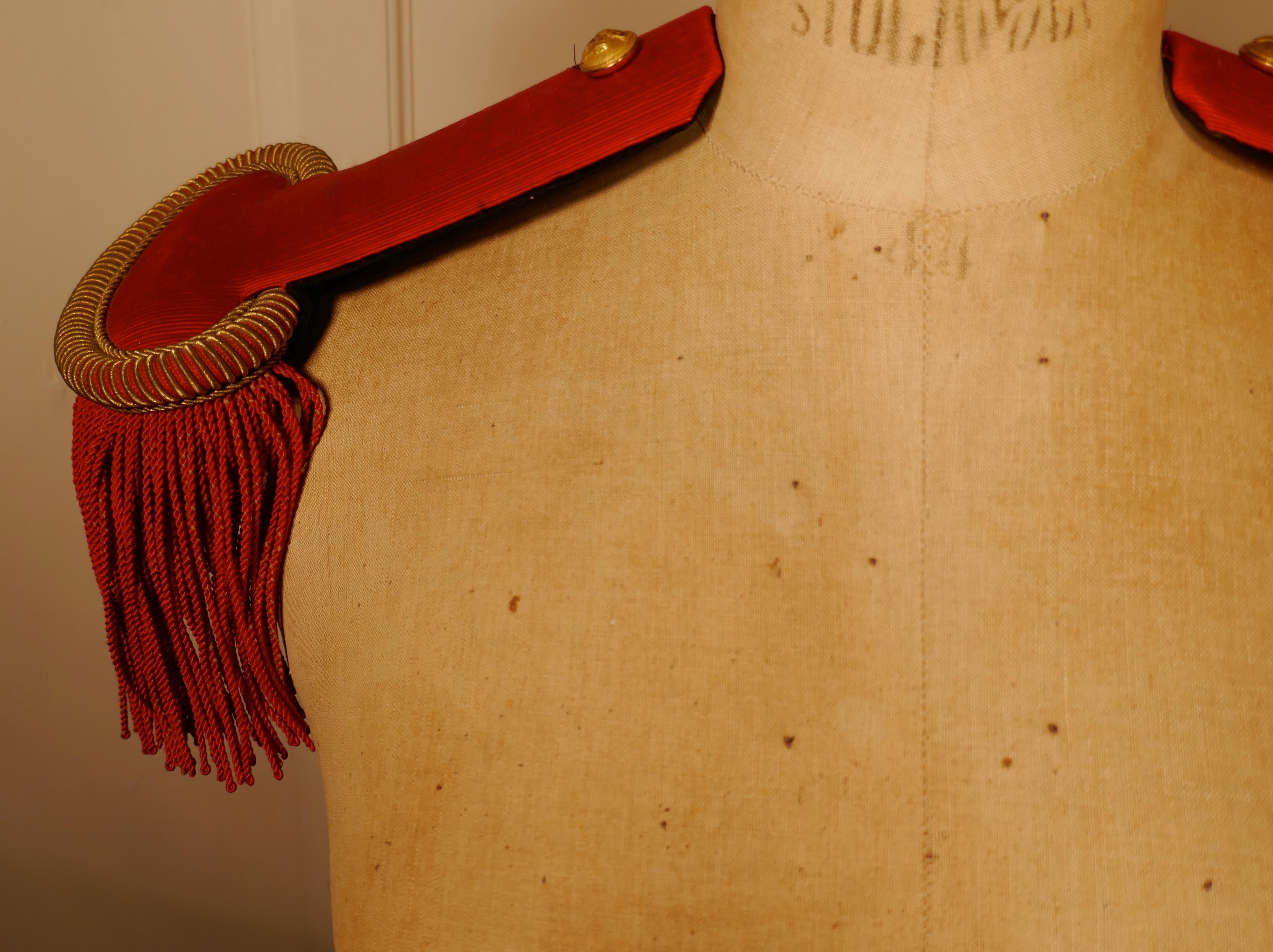 Epaulettes rouges d'uniforme de premier officier français du 19ème siècle Bon état - En vente à Chillerton, Isle of Wight