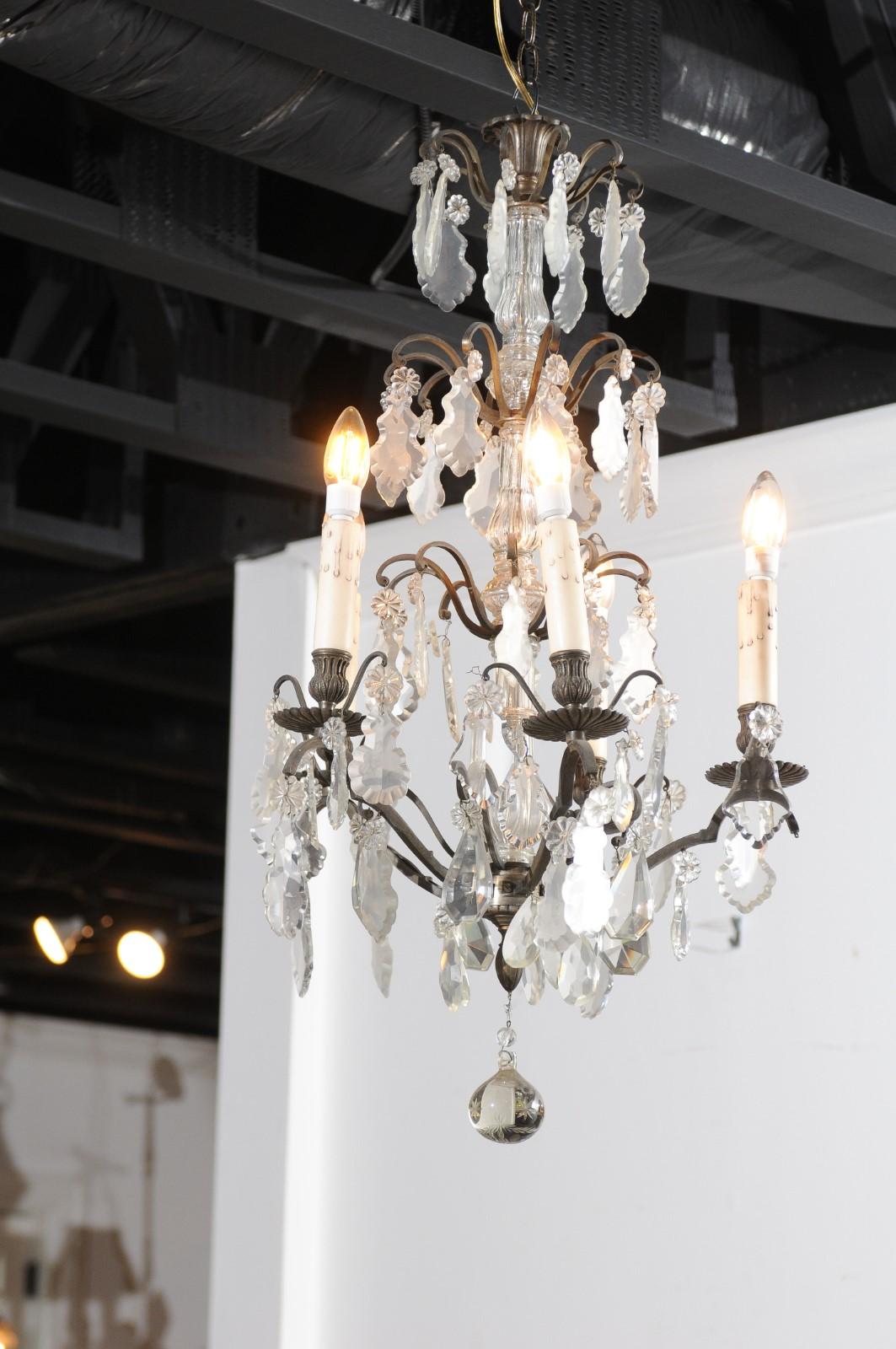 Français lustre français du 19e siècle à cinq lumières en fer et cristal avec pendeloques en vente