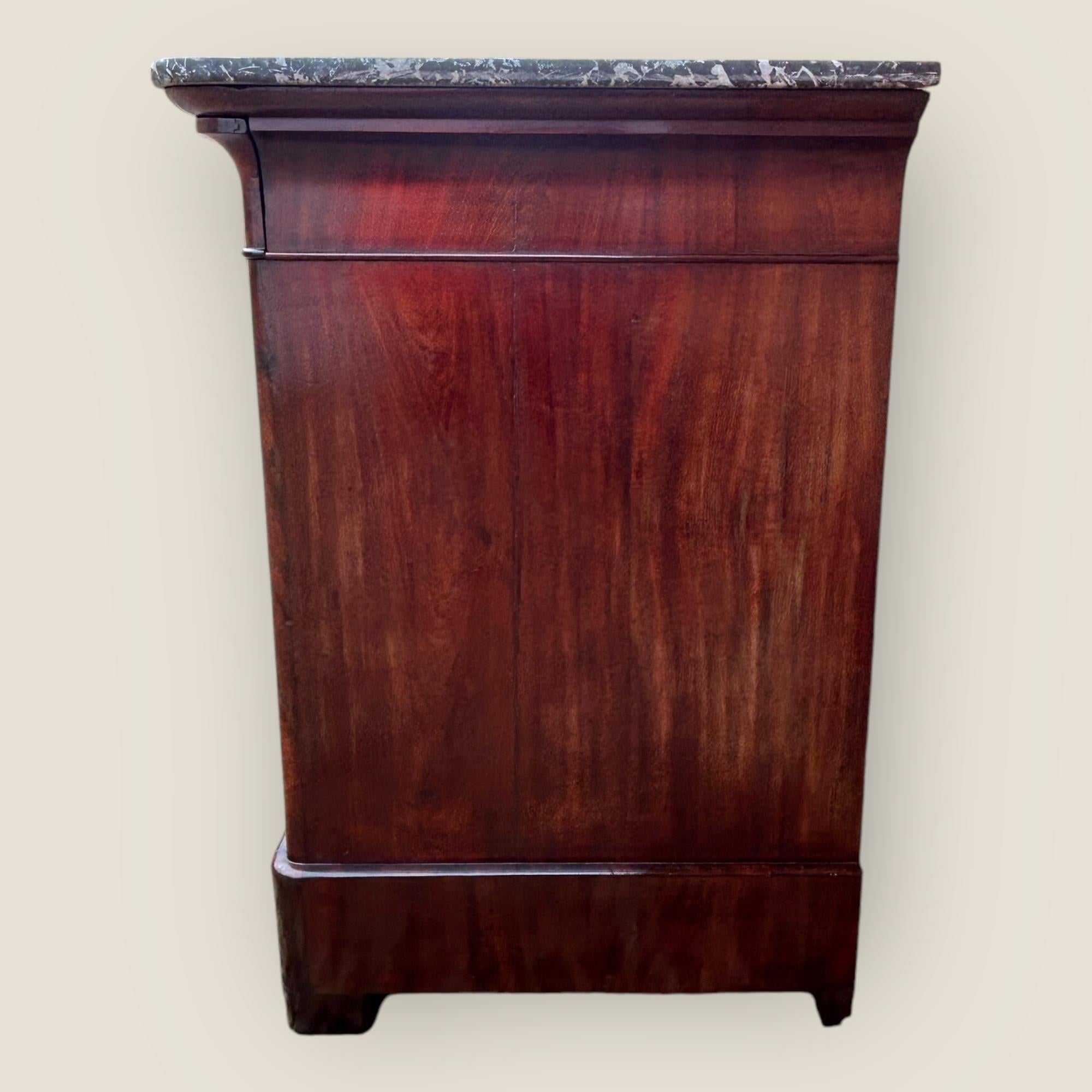 Commode francese del XIX secolo in mogano fiammato con piano in marmo in vendita 5