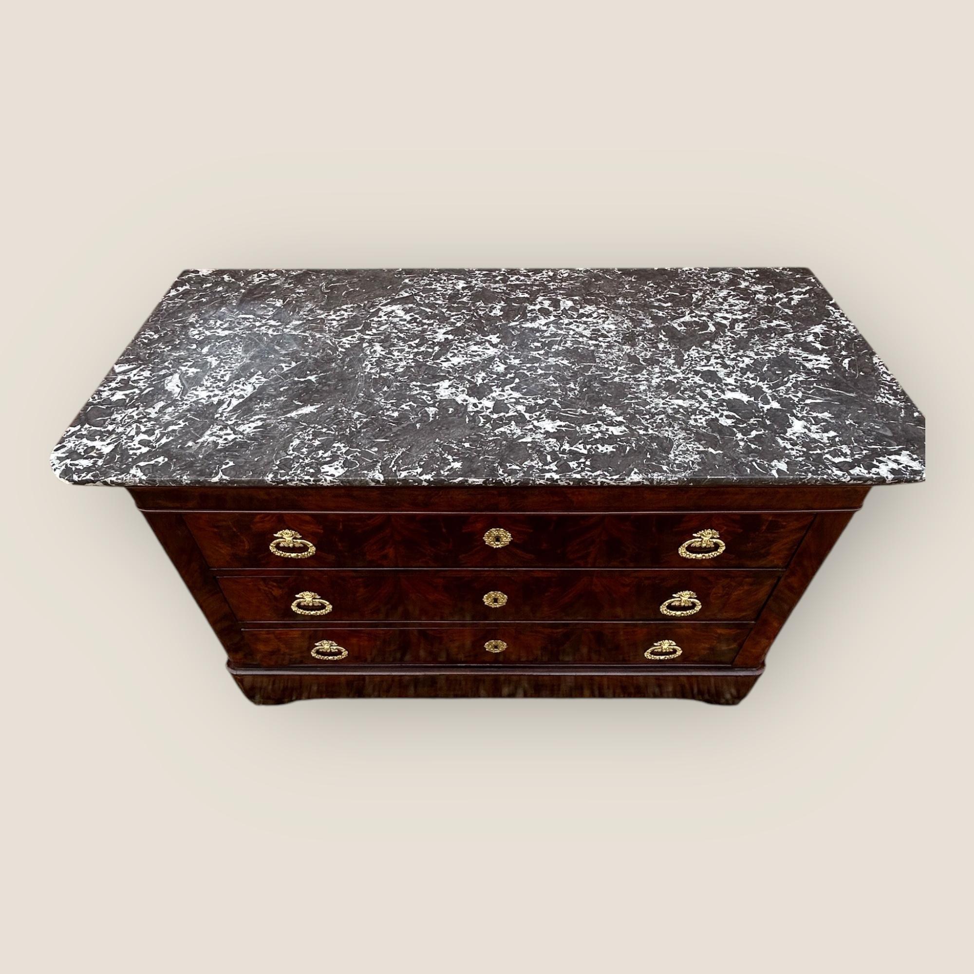 Francese Commode francese del XIX secolo in mogano fiammato con piano in marmo in vendita