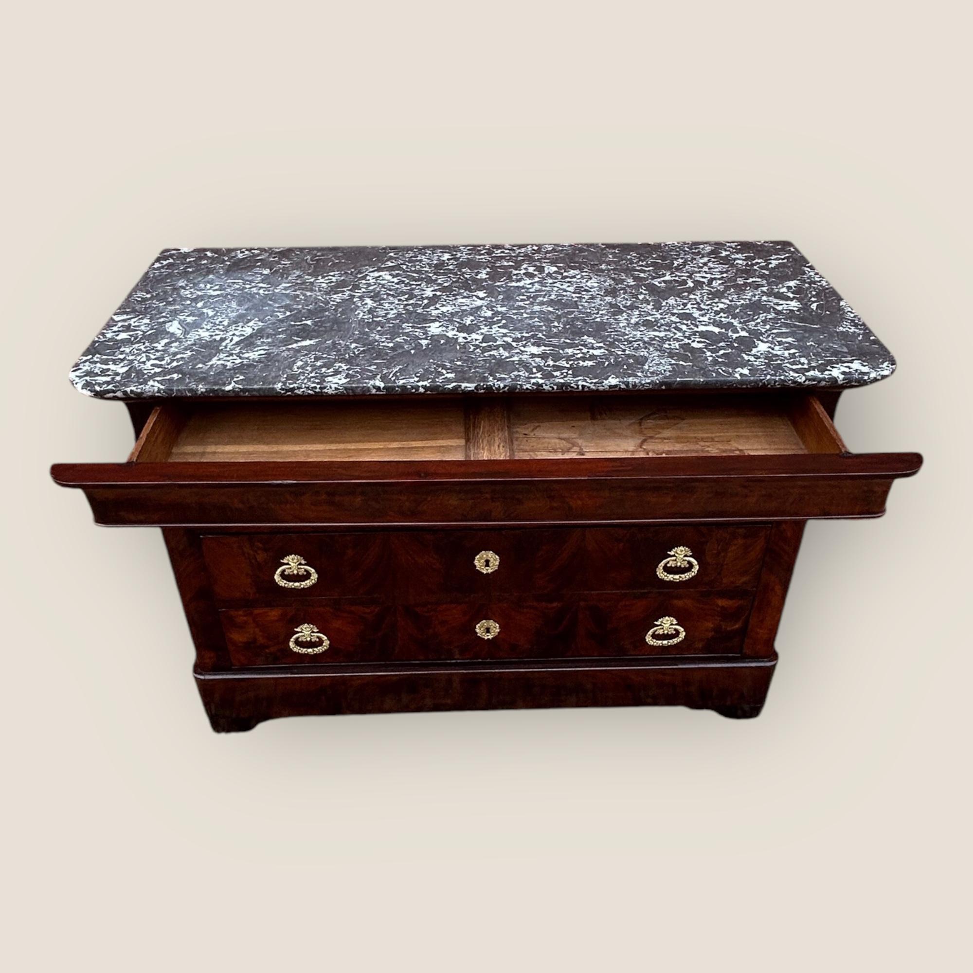 Commode francese del XIX secolo in mogano fiammato con piano in marmo In condizioni buone in vendita a King's Lynn, GB