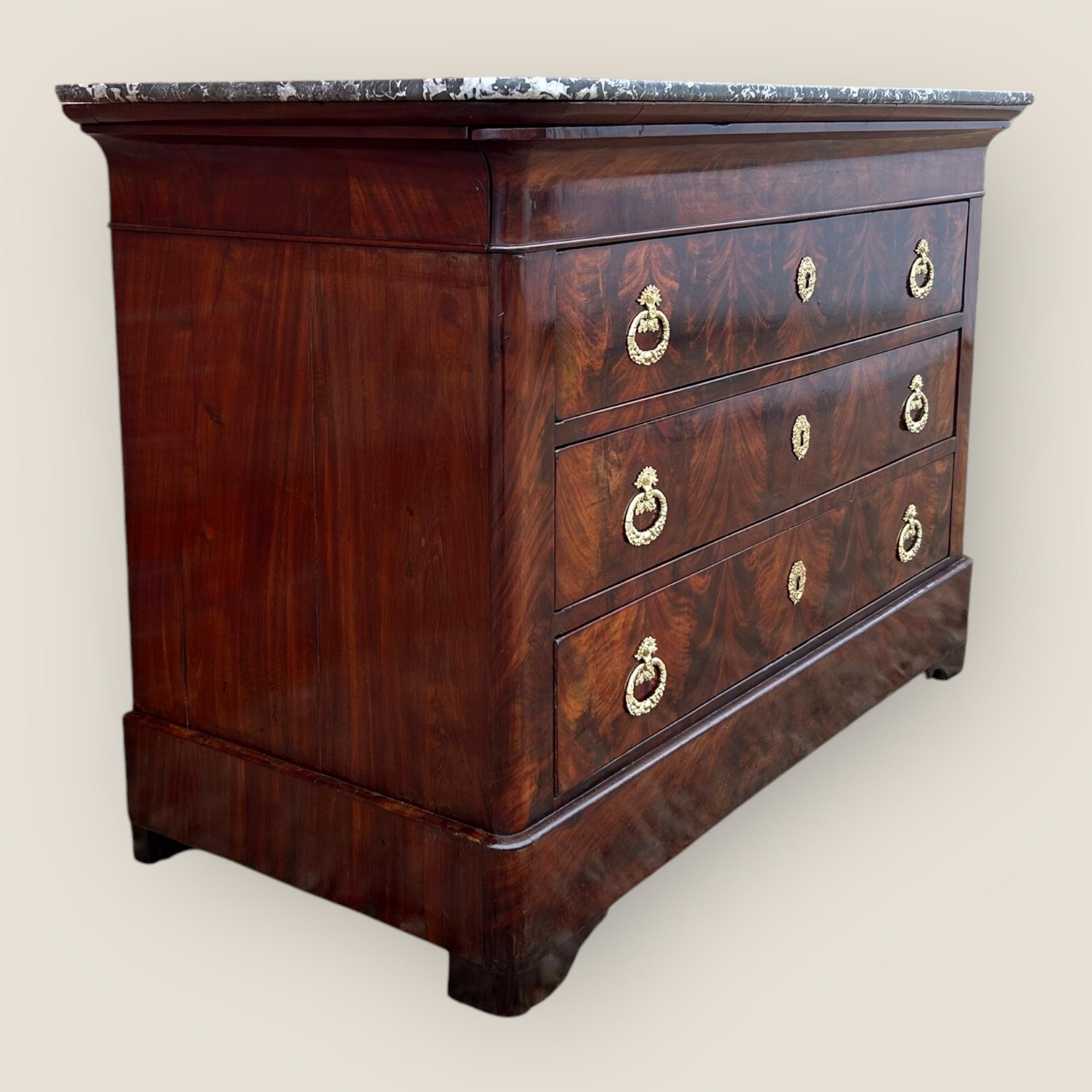 Marmo Commode francese del XIX secolo in mogano fiammato con piano in marmo in vendita