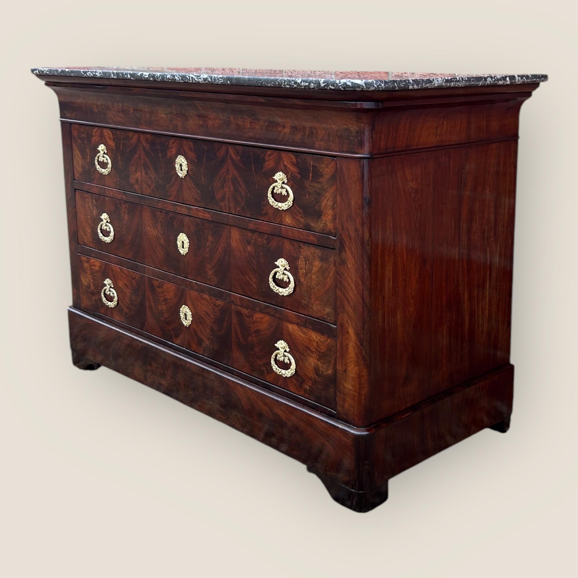Commode francese del XIX secolo in mogano fiammato con piano in marmo in vendita 1