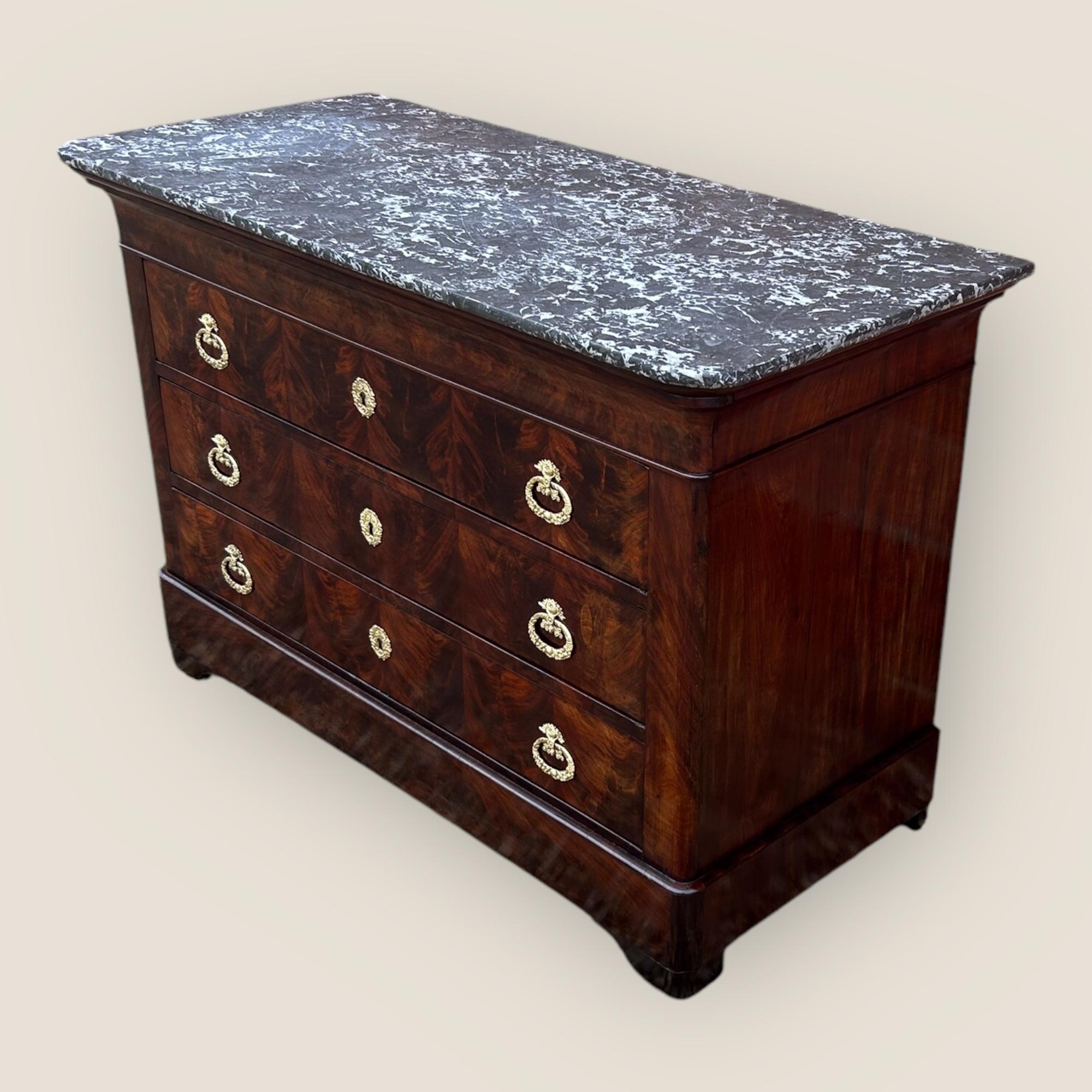Commode francese del XIX secolo in mogano fiammato con piano in marmo in vendita 2